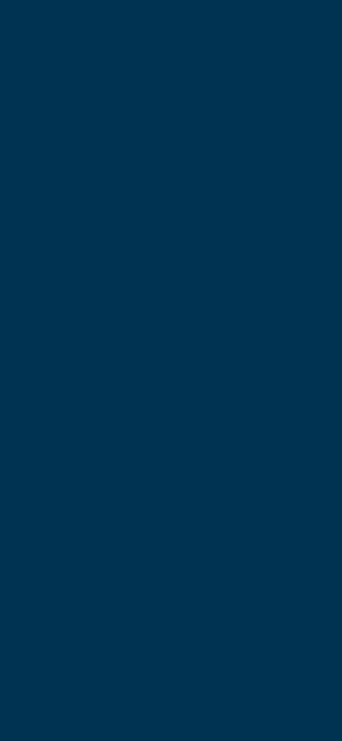 Solid Blue iPhone 桌布 壁紙 — 純深海軍藍背景，無可見物體或圖案。