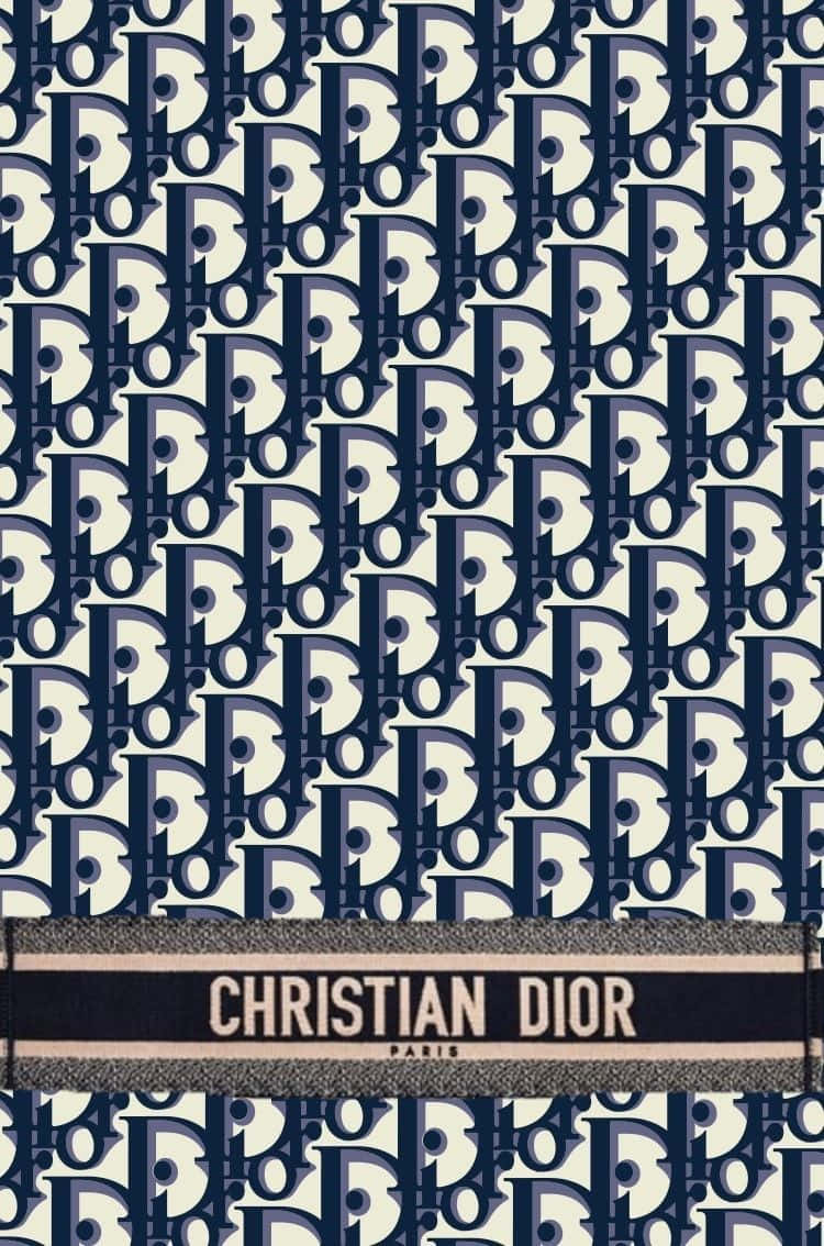  壁紙 — 重複的海軍藍和奶油色Christian Dior字母組合圖案，底部有紋理品牌標籤。