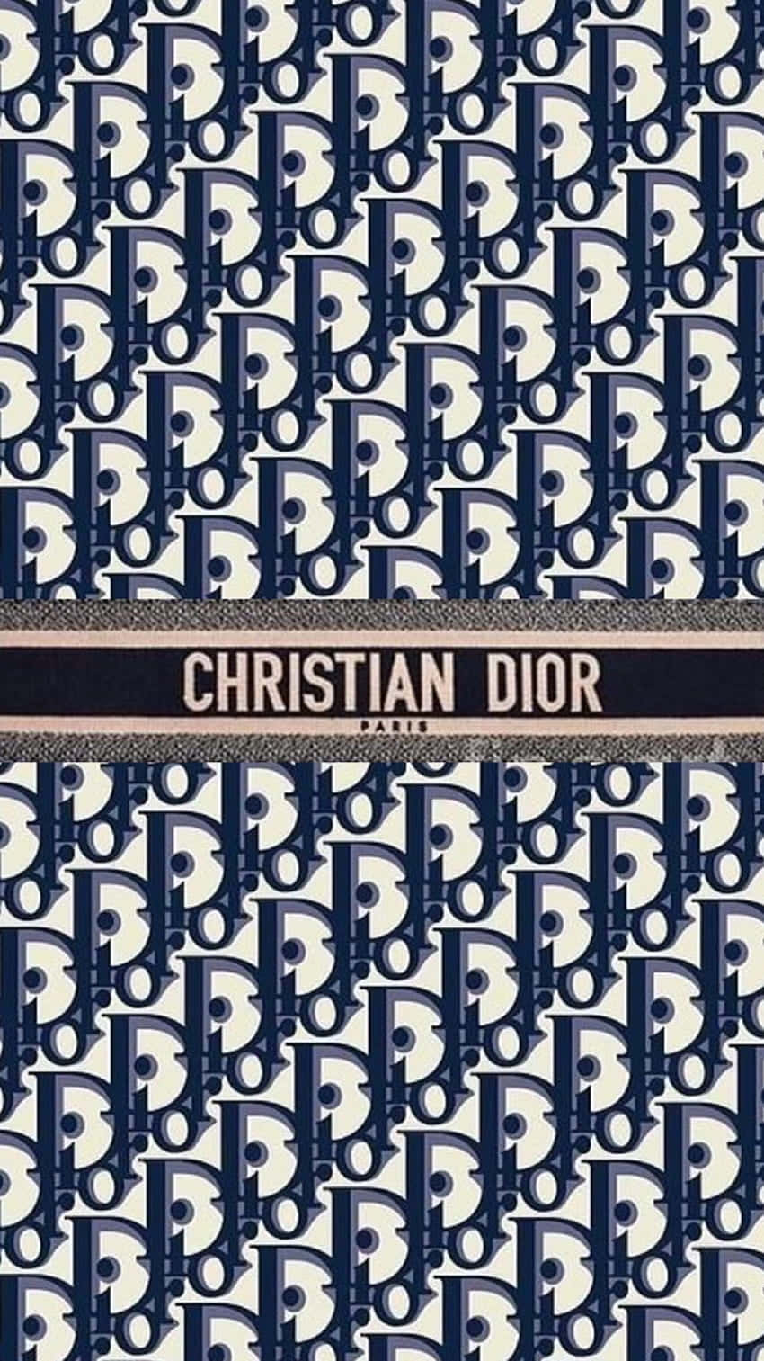  壁紙 — 重複的海軍藍和白色Christian Dior字母組合圖案，中央帶有品牌橫幅。