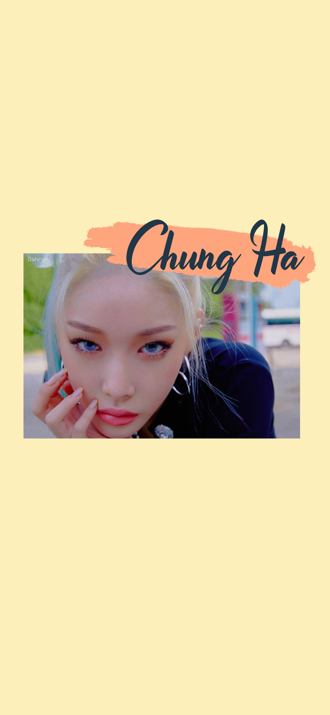 Chungha 桌布 壁紙 — Chung Ha 的頭像特寫，擁有引人注目的藍色眼睛和金色頭髮，背景為柔和的黃色。