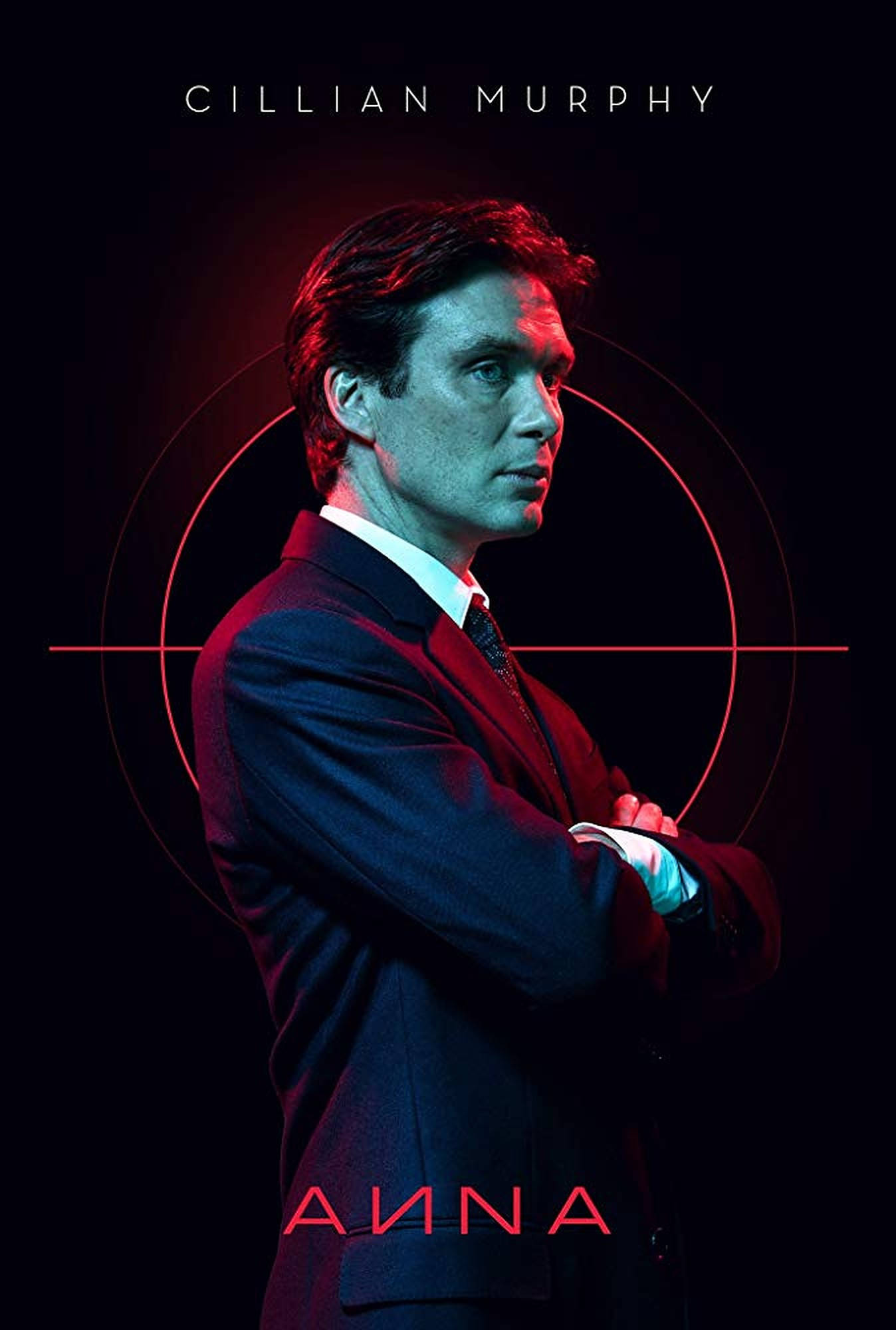席尼·墨菲 桌布 壁紙 — Cillian Murphy 身穿深色西裝，在紅色燈光下交叉雙臂站立，身後有一個瞄準十字線。