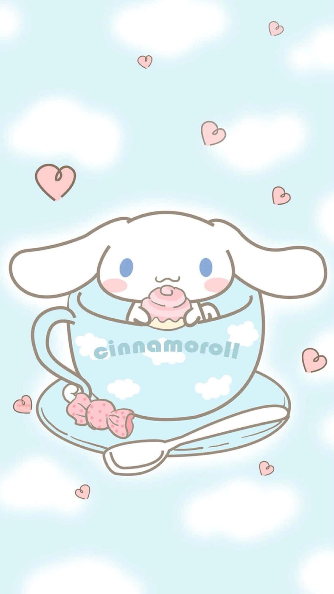 桌布 壁紙 — Cinnamoroll 可愛地坐在一個粉藍色茶杯裡，拿著一個粉紅色杯子蛋糕，背景是天空、 fluffy 雲朵和漂浮的心形。