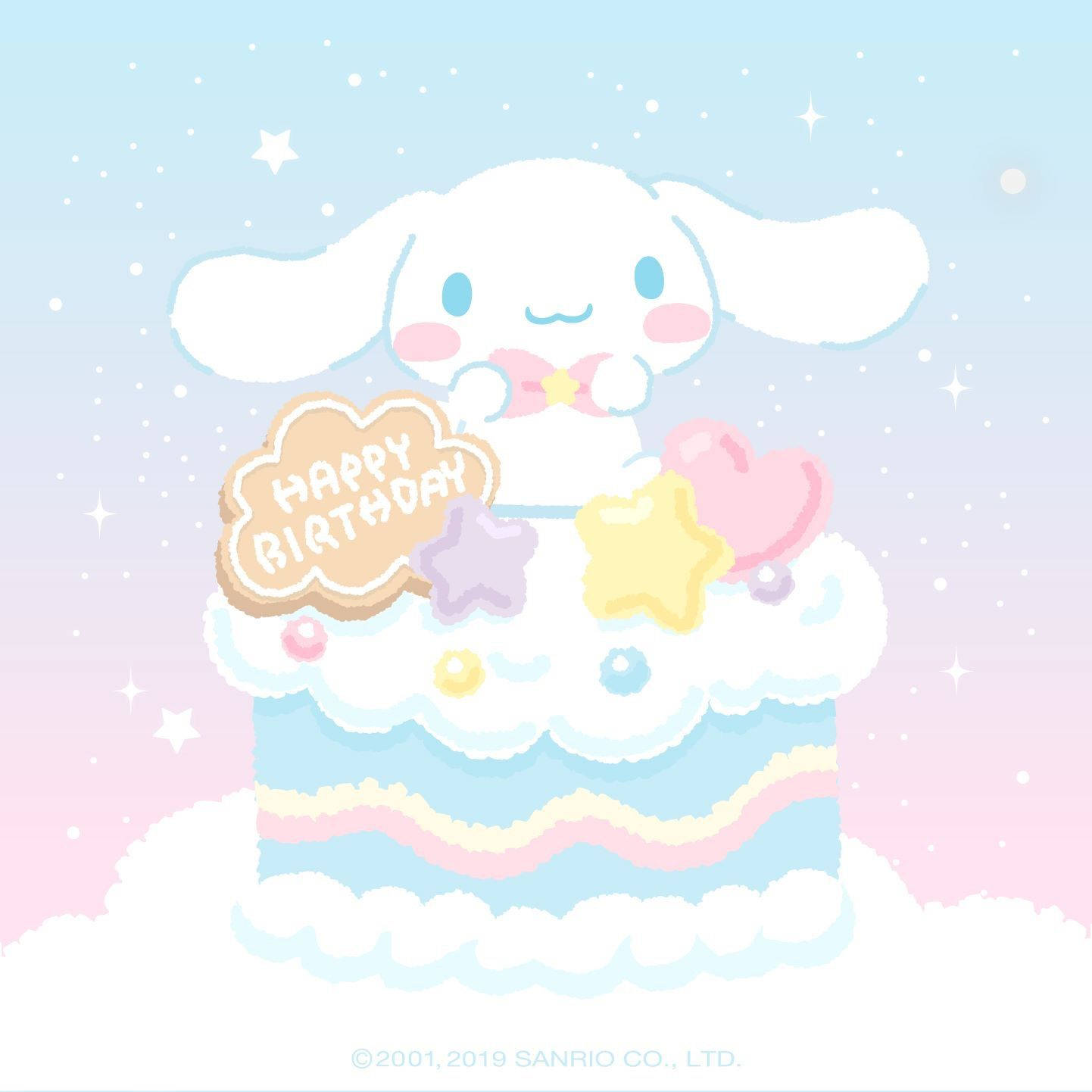 肉桂捲 桌布 壁紙 — Cinnamoroll 坐在一個粉彩生日蛋糕上，蛋糕上有星星和一個「生日快樂」餅乾，背景是夢幻的天空。