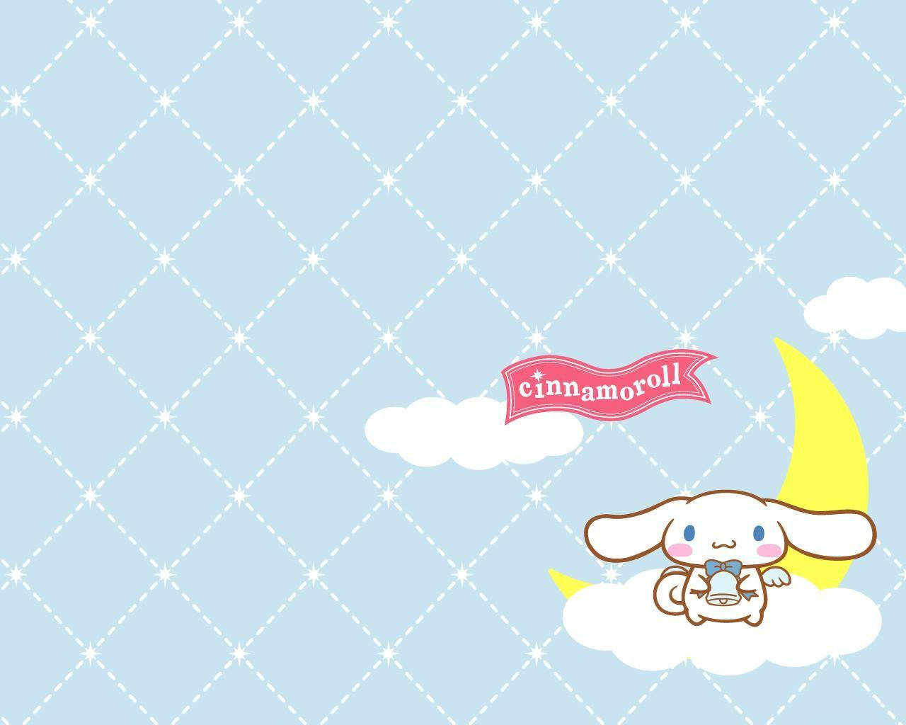 肉桂捲 桌布 壁紙 — Cinnamoroll 坐在雲上，拿著茶杯，旁邊是新月，背景是淺藍色菱形圖案的天空。