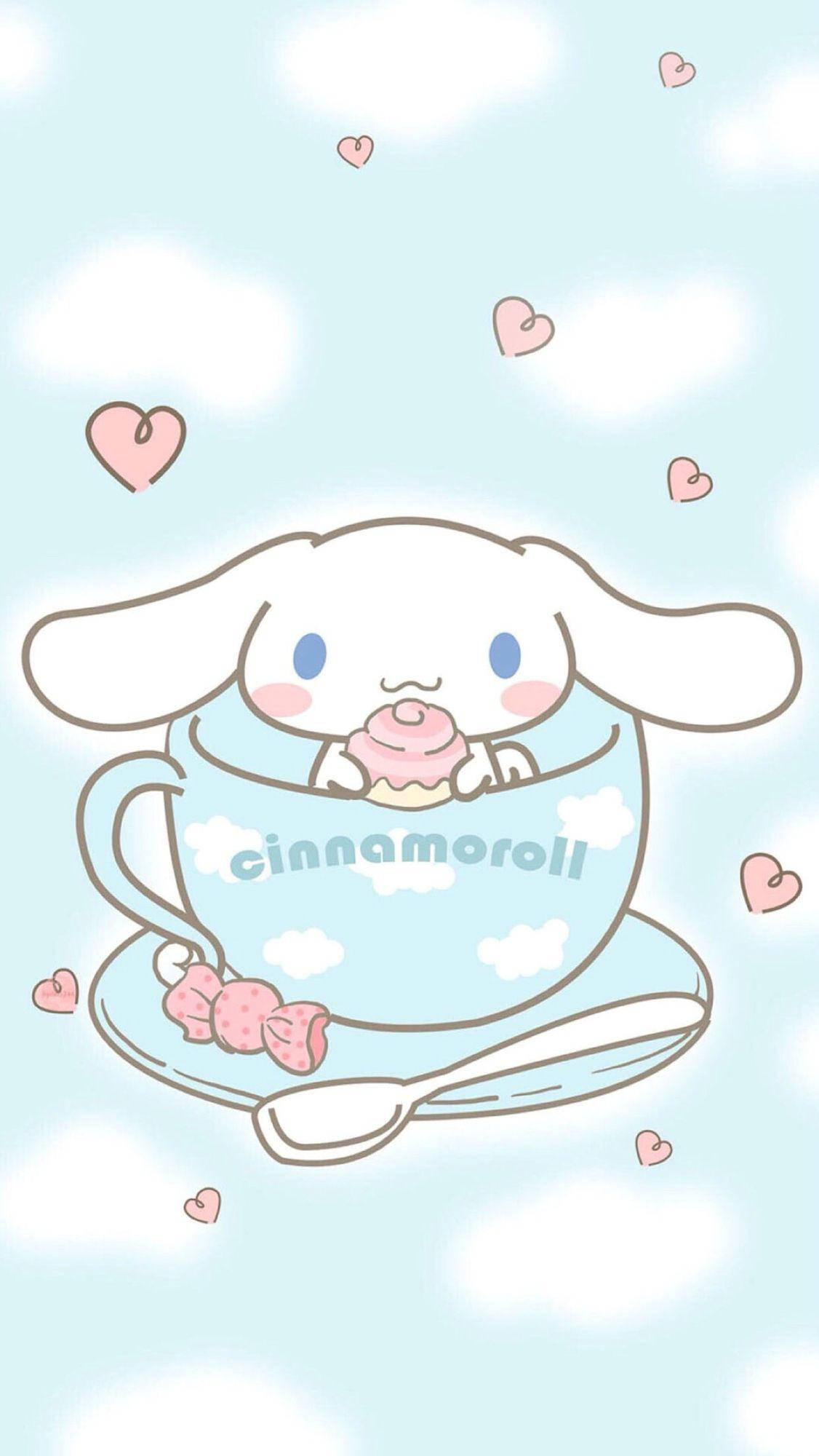 肉桂捲 桌布 壁紙 — Cinnamoroll 坐在雲紋茶杯中，拿著粉紅色杯子蛋糕，心形在柔和的天空中飄浮。