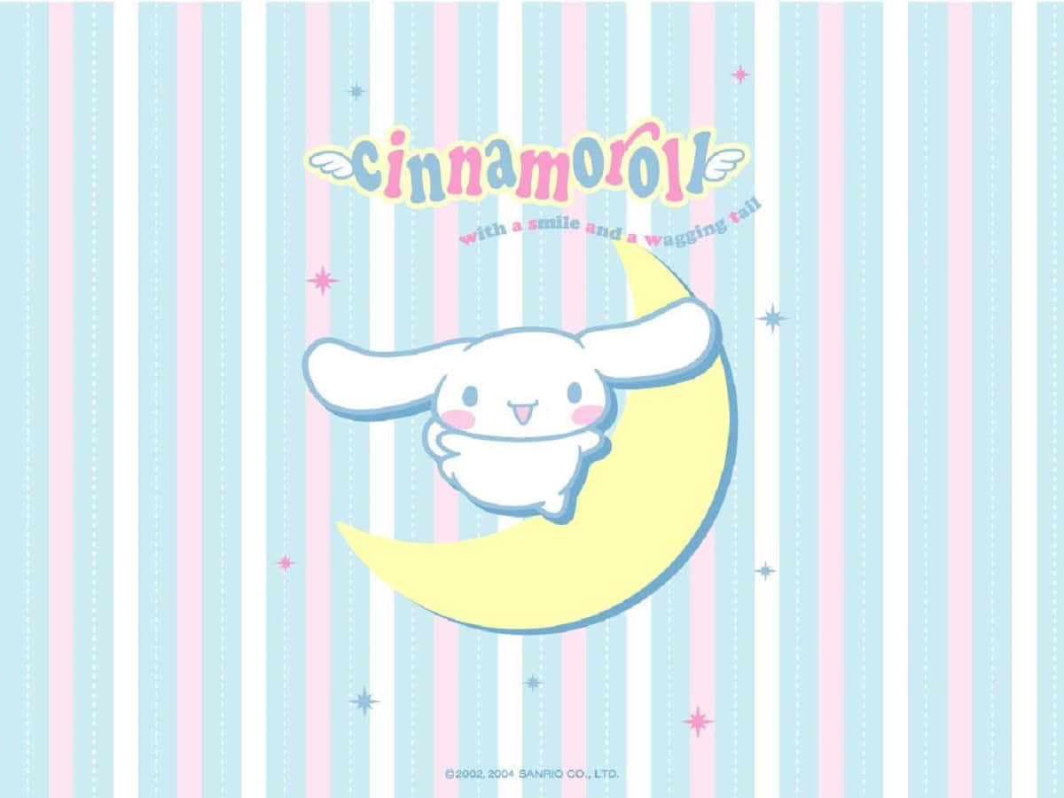 肉桂捲 桌布 壁紙 — Cinnamoroll 坐在黃色新月上，對著粉彩粉紅、藍和白色垂直條紋背景，滿天星星，開心地微笑。