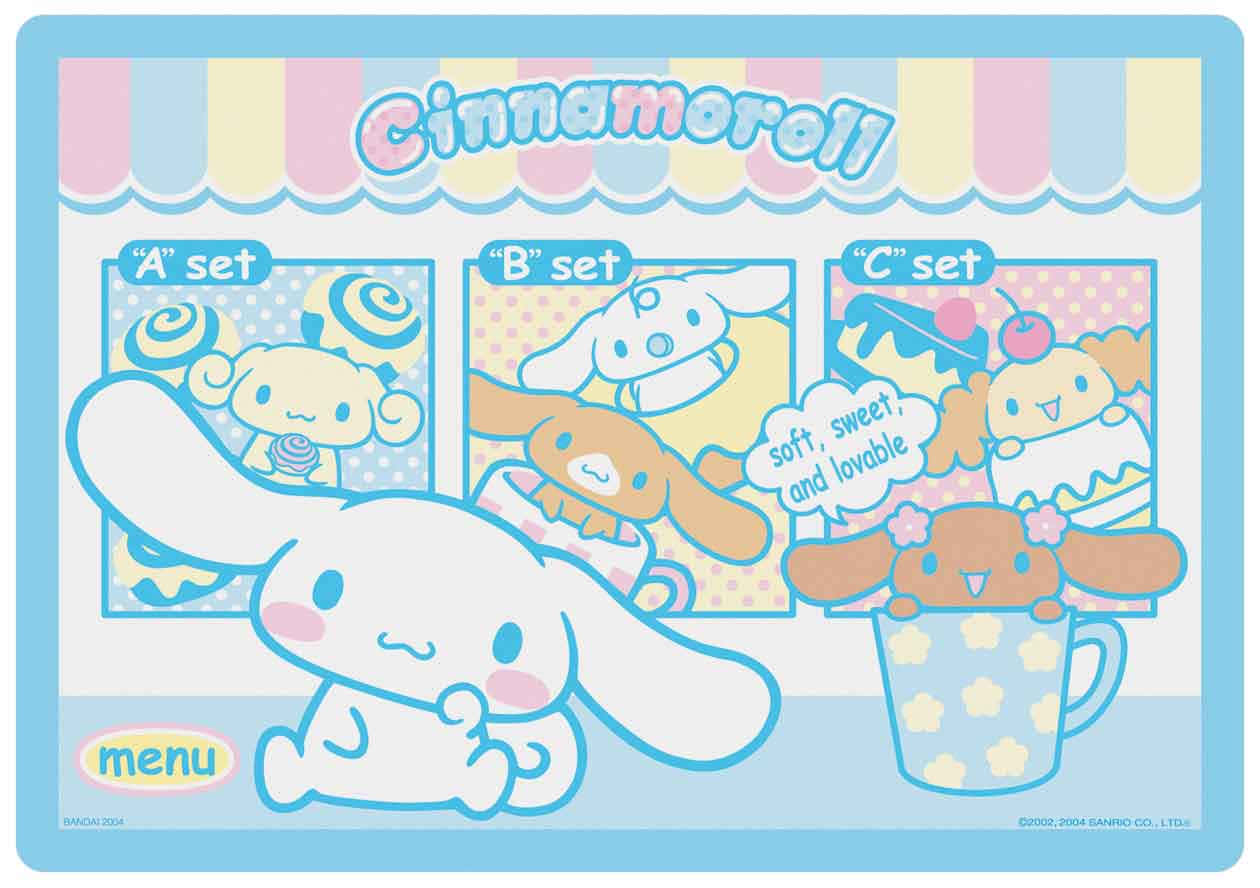 Cinnamoroll Laptop 桌布 壁紙 — Cinnamoroll 愉快地坐在一條粉彩色條紋遮陽篷前，展示著甜點主題的菜單套餐。