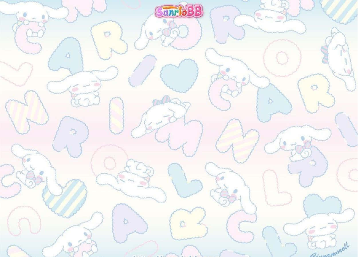 肉桂捲 桌布 壁紙 — Cinnamoroll 角色在柔和漸層的天空中漂浮於粉彩愛心和字母之間。