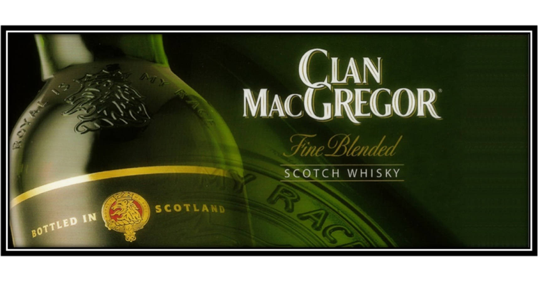 Whiskey 桌布 壁紙 — Clan MacGregor 蘇格蘭威士忌酒瓶特寫，瓶身帶有壓印獅子徽章和金色裝飾，背景為深綠色。