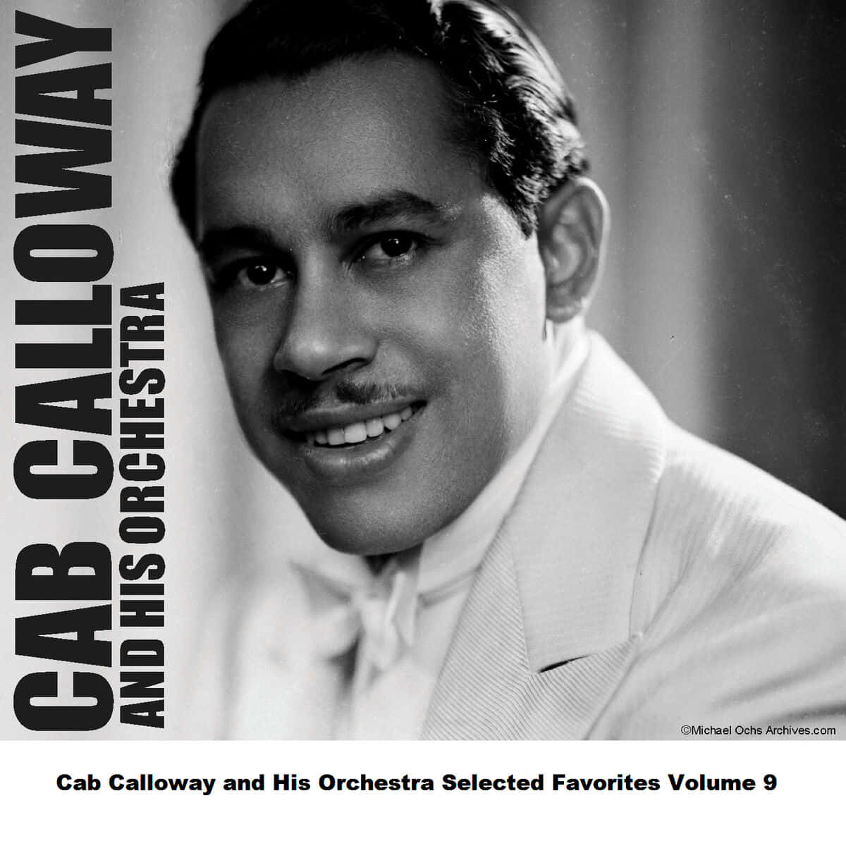  壁紙 — 一張經典黑白肖像，Cab Calloway 穿著筆挺西裝，在柔和模糊的背景前溫暖微笑。