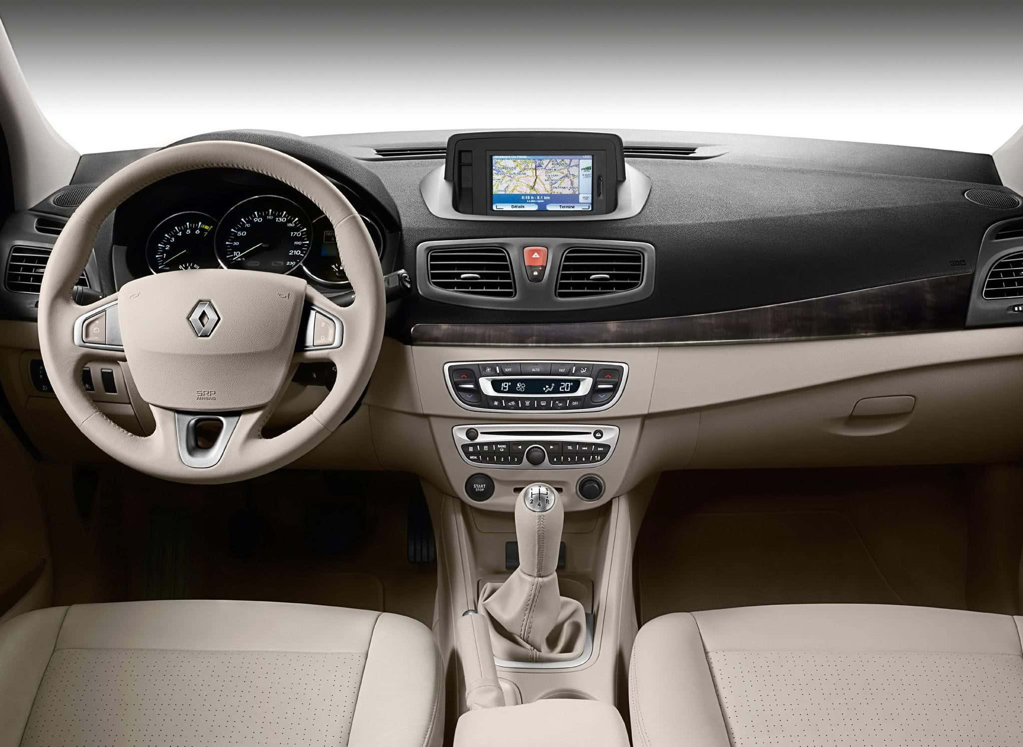 Renault Fluence 桌布 壁紙 — 雷諾汽車乾淨的米色內飾，顯示方向盤、儀表板和帶導航螢幕的變速桿。
