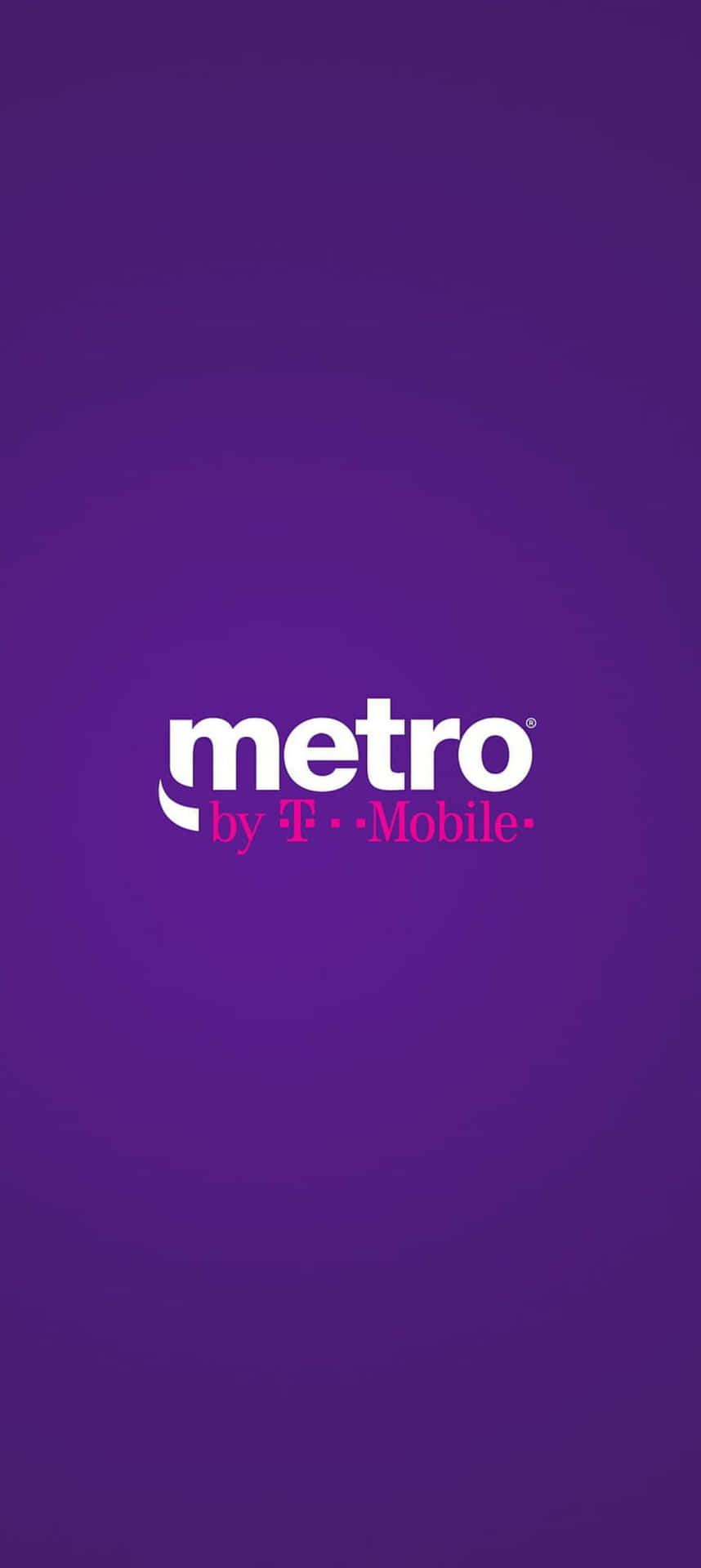  壁紙 — 乾淨的紫色背景，中央放置白色和粉紅色的Metro by T-Mobile標誌，帶有微妙的徑向漸變。