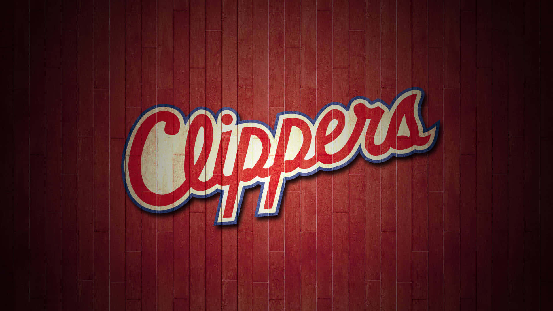 NBA 桌布 壁紙 — Clippers 標誌以粗體紅、白、藍色字體呈現，安裝在豐富的木製籃球場牆上。