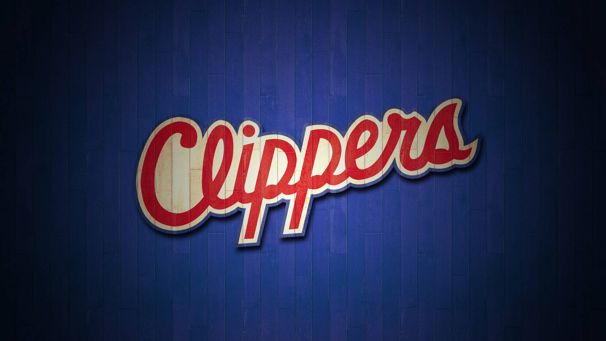 Clippers 桌布 壁紙 — Clippers 標誌以粗體紅白字體在帶有紋理的藍色木牆背景上脫穎而出。
