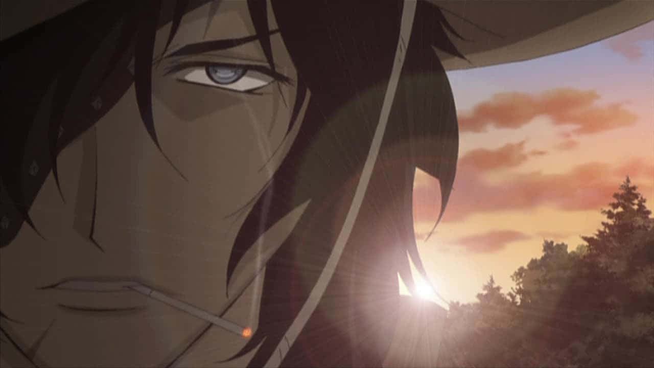 壁紙 — 一個藍眼睛黑頭髮的動漫角色特寫，在夕陽天空和樹木背景下抽煙。