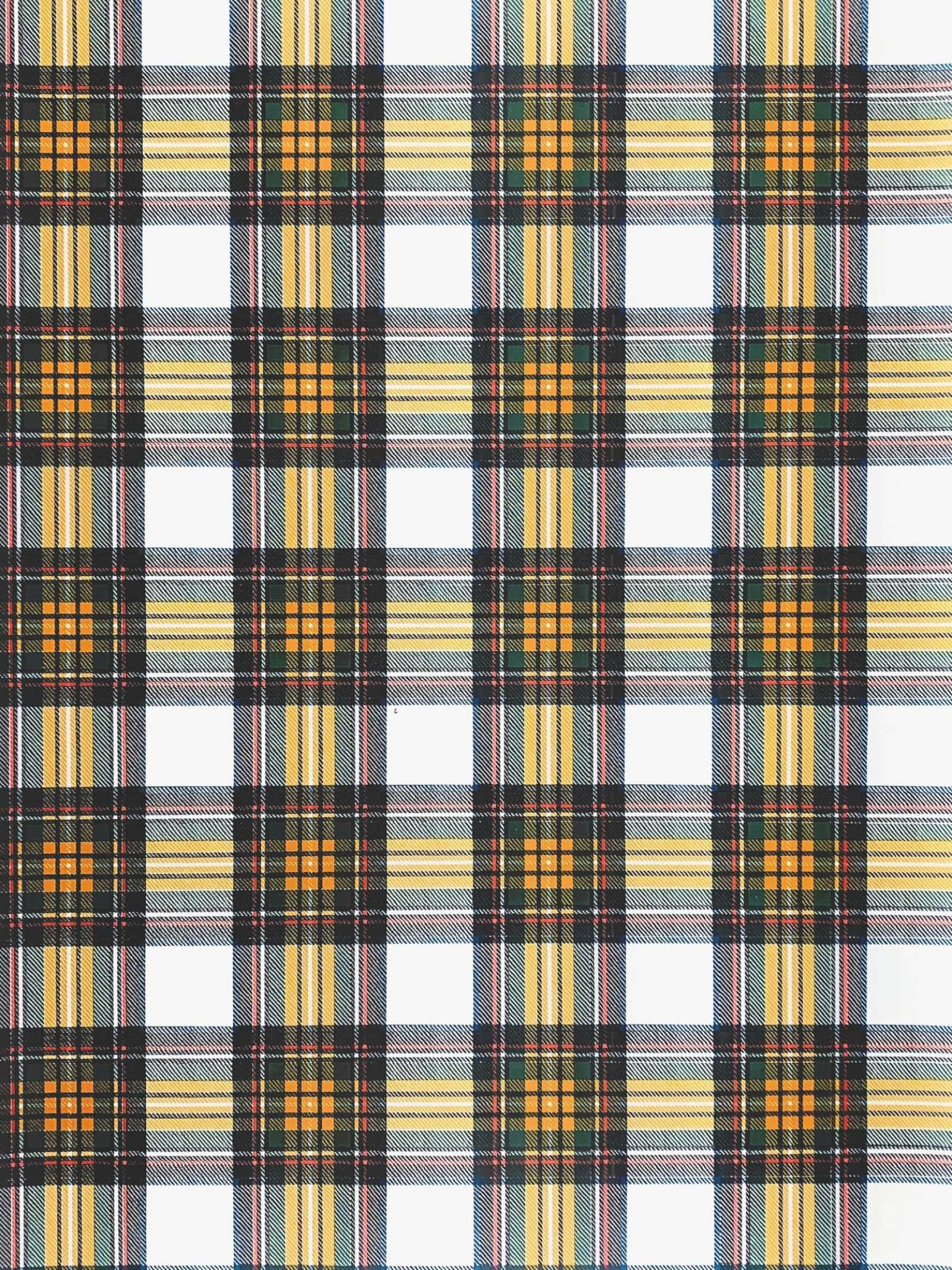 Red Checkered 桌布 壁紙 — 經典蘇格蘭格紋圖案的近距離特寫，在白色背景上帶有鮮明的黃色、綠色和黑色條紋。