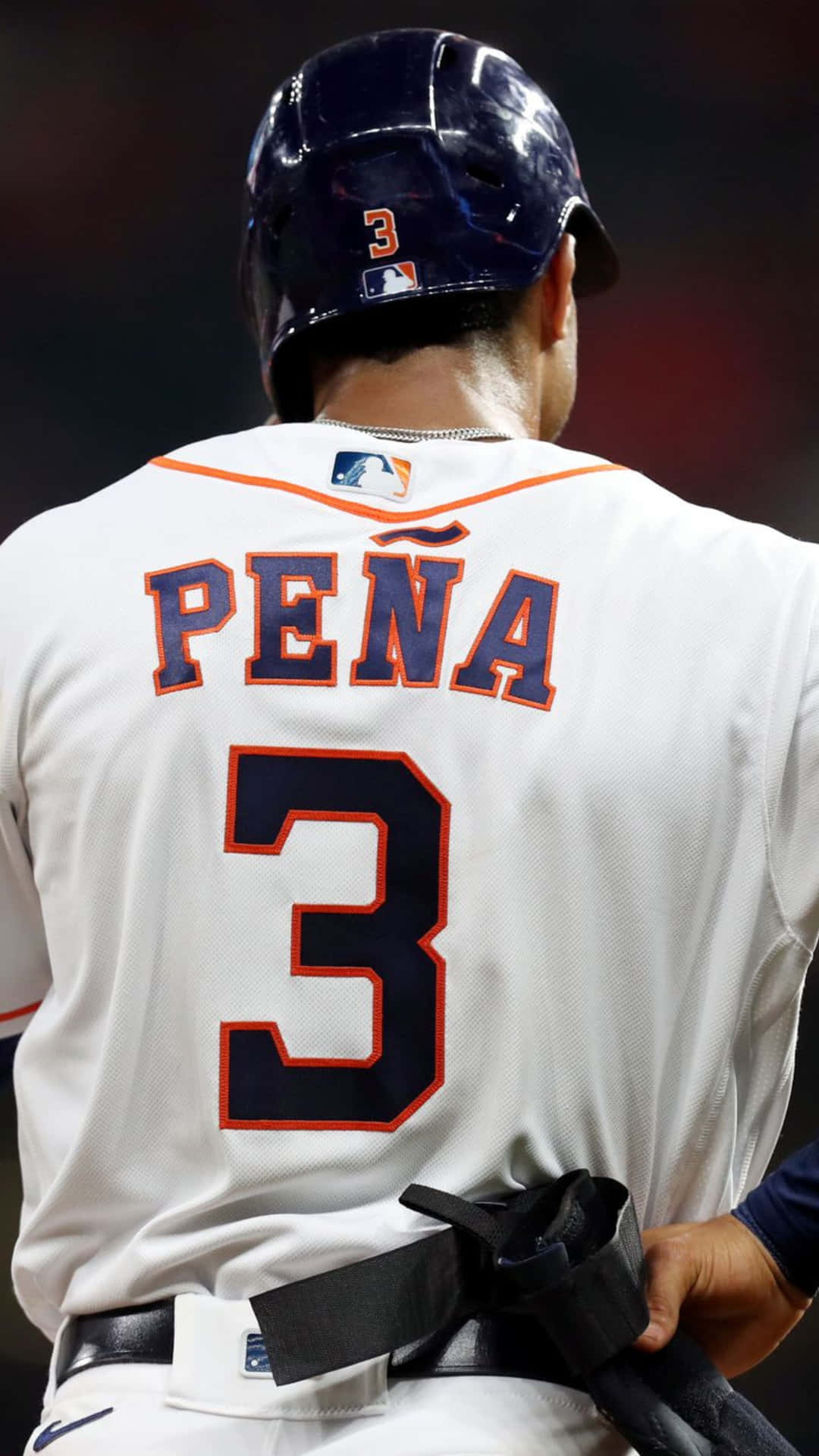  壁紙 — 近距離拍攝一名棒球運動員身穿白色球衣，背面印有「PEÑA」和3號，手持球棒。