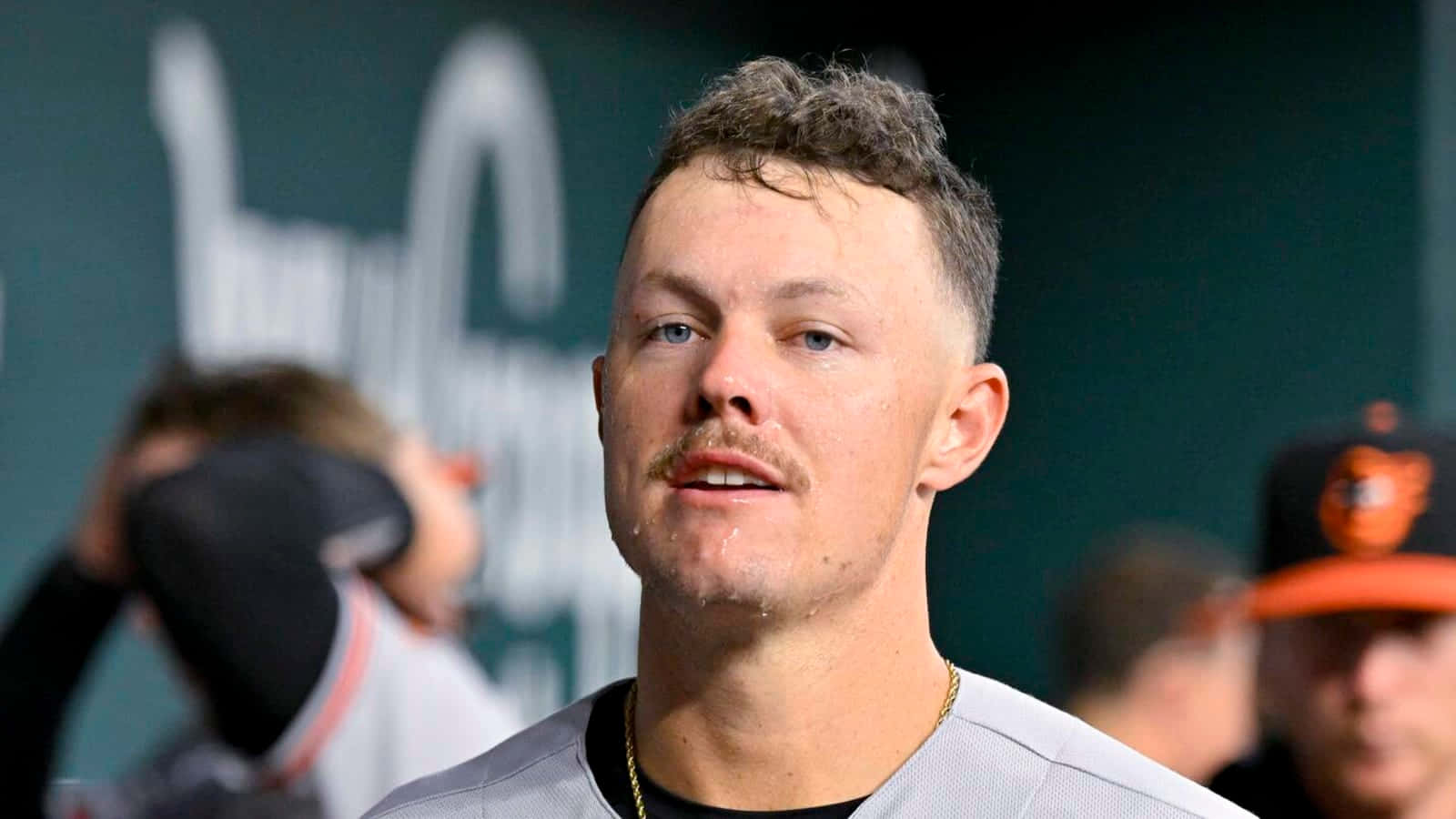 棒球運動員在球員休息區穿著制服和金鏈 — MLB 壁紙