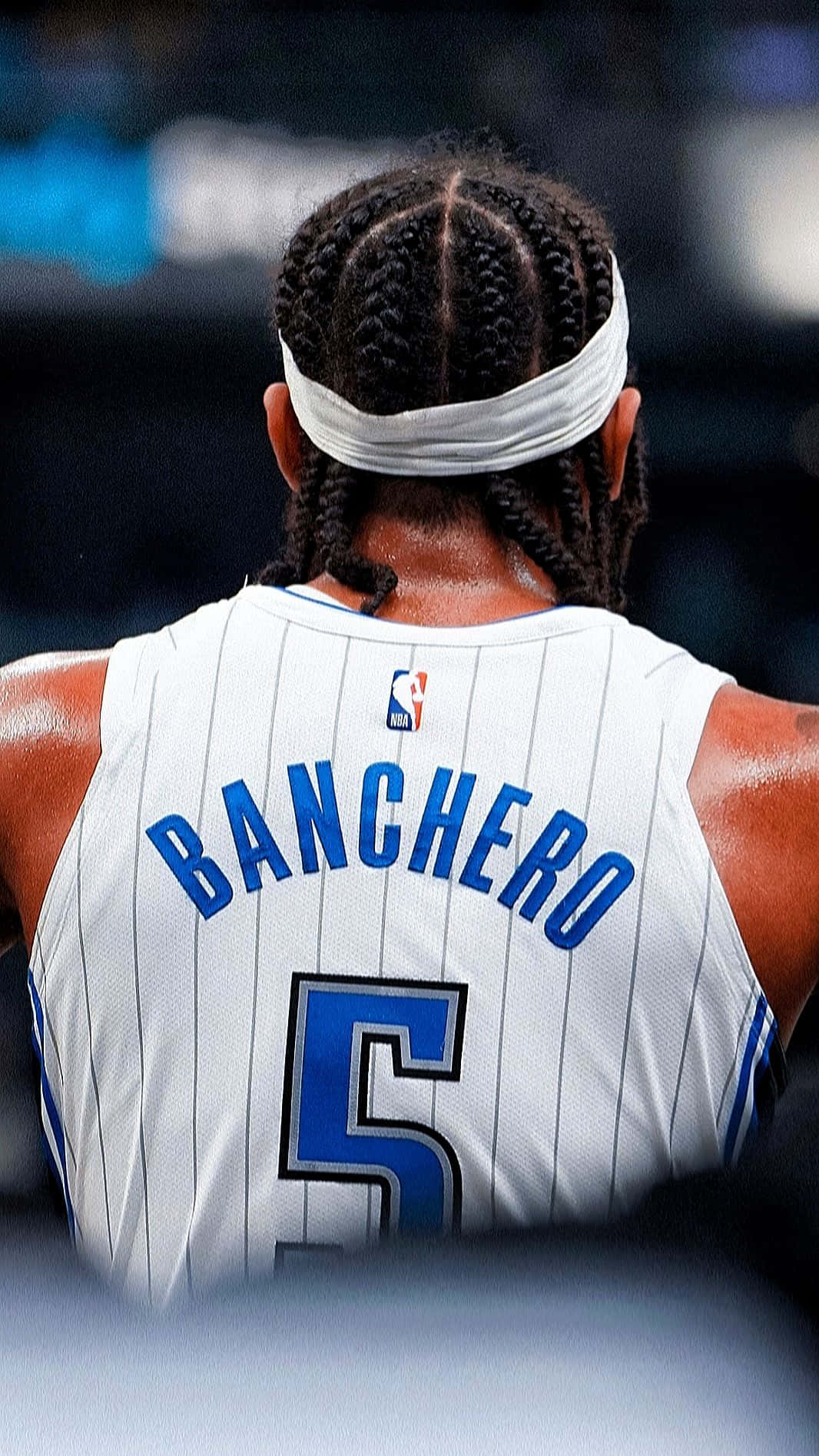 籃球運動員的背面視圖，身穿5號球衣，辮子髮型和頭帶。 — NBA 壁紙