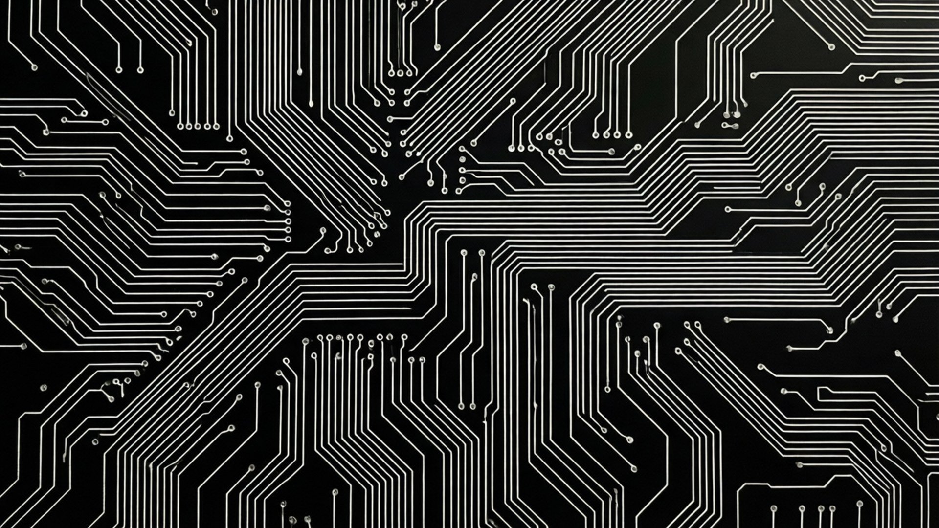 Monochrome Circuit 壁紙 — 黑色電路板的特寫，帶有複雜的白色導電路徑和焊點，形成複雜的技術圖案。