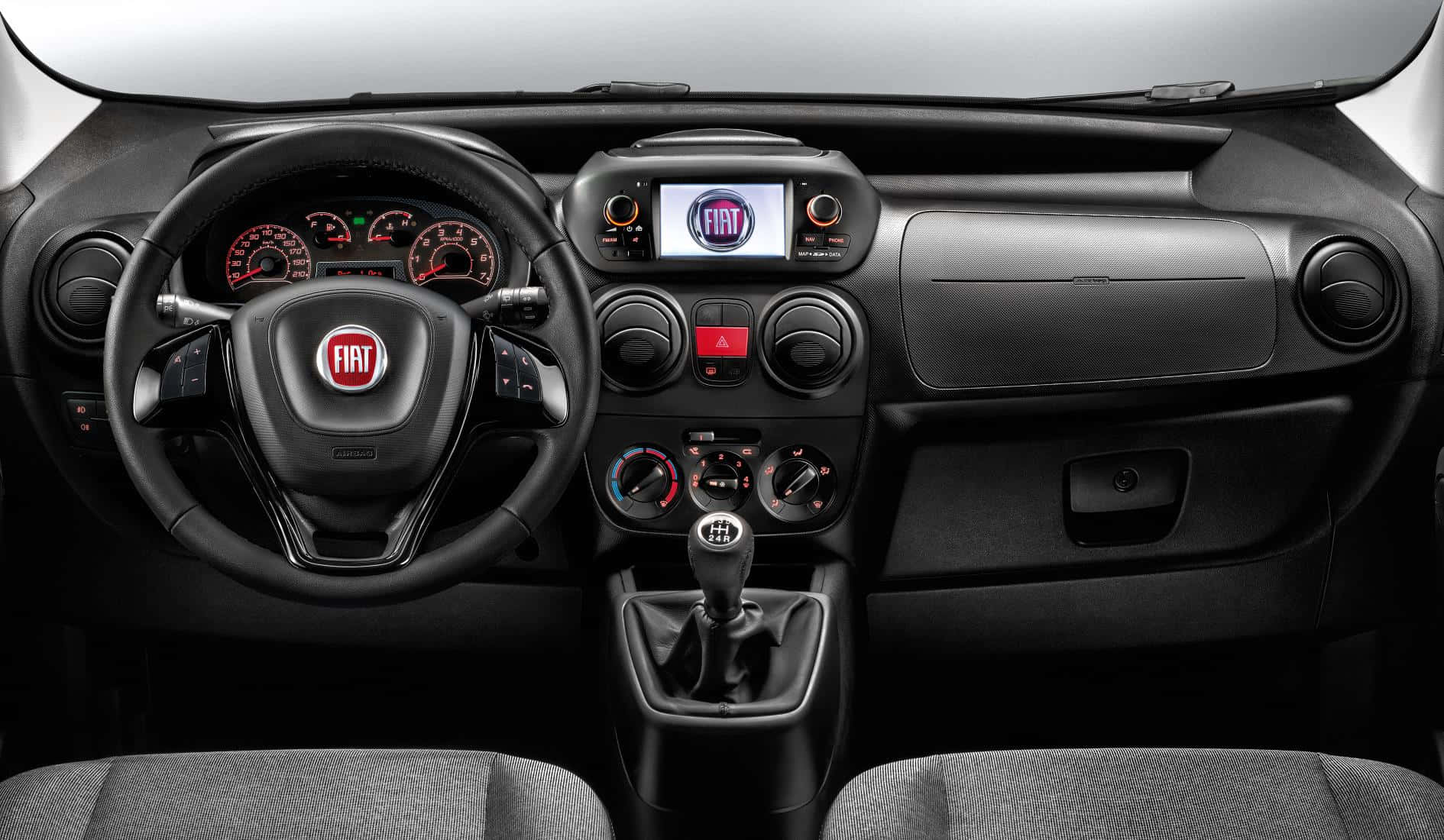 Fiat Fiorino 桌布 壁紙 — 黑色飛雅特汽車內飾特寫，帶有紅色發光錶盤和中央觸控螢幕顯示。