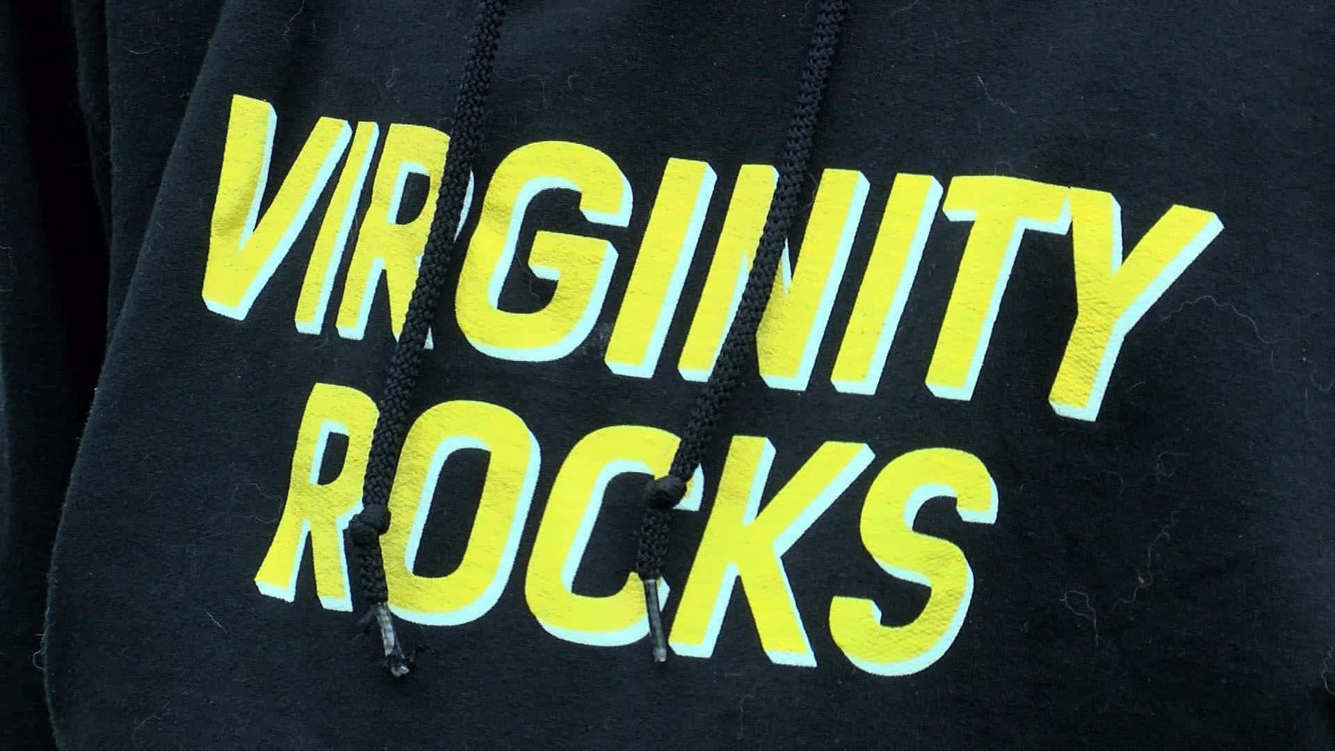  壁紙 — 黑色連帽上衣近照，帶有粗體黃色「VIRGINITY ROCKS」文字和黑色抽繩。