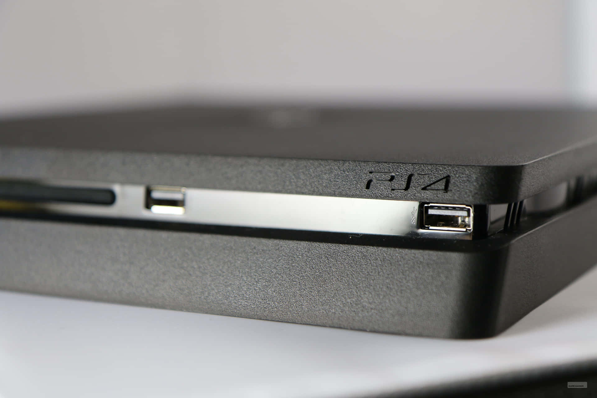 PlayStation 4遊戲主機的特寫，顯示連接埠和品牌標誌。 — Ps4 壁紙