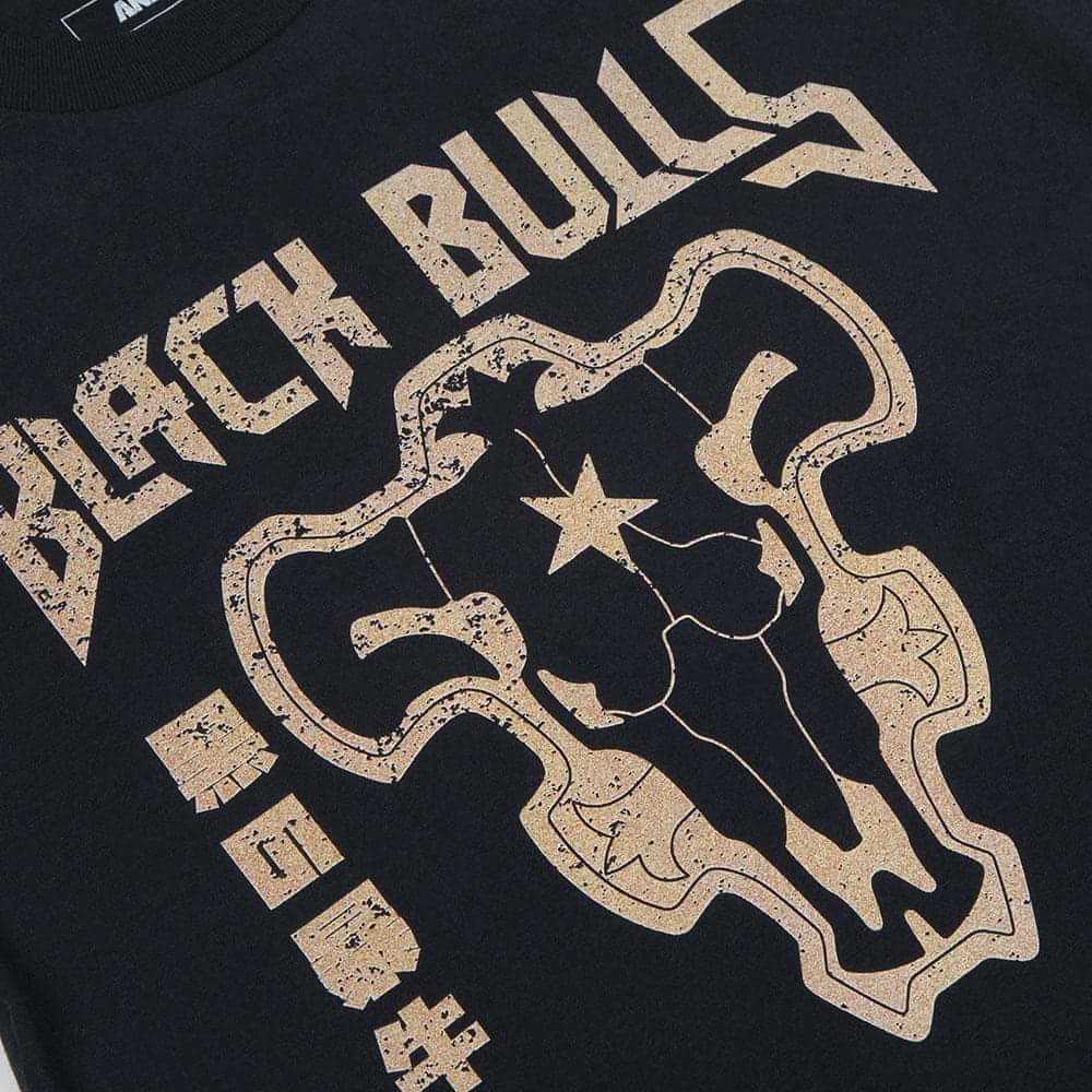  壁紙 — 黑色T恤的特寫，上面有仿舊米色的公牛頭骨圖案和『BLACK BULL』文字。
