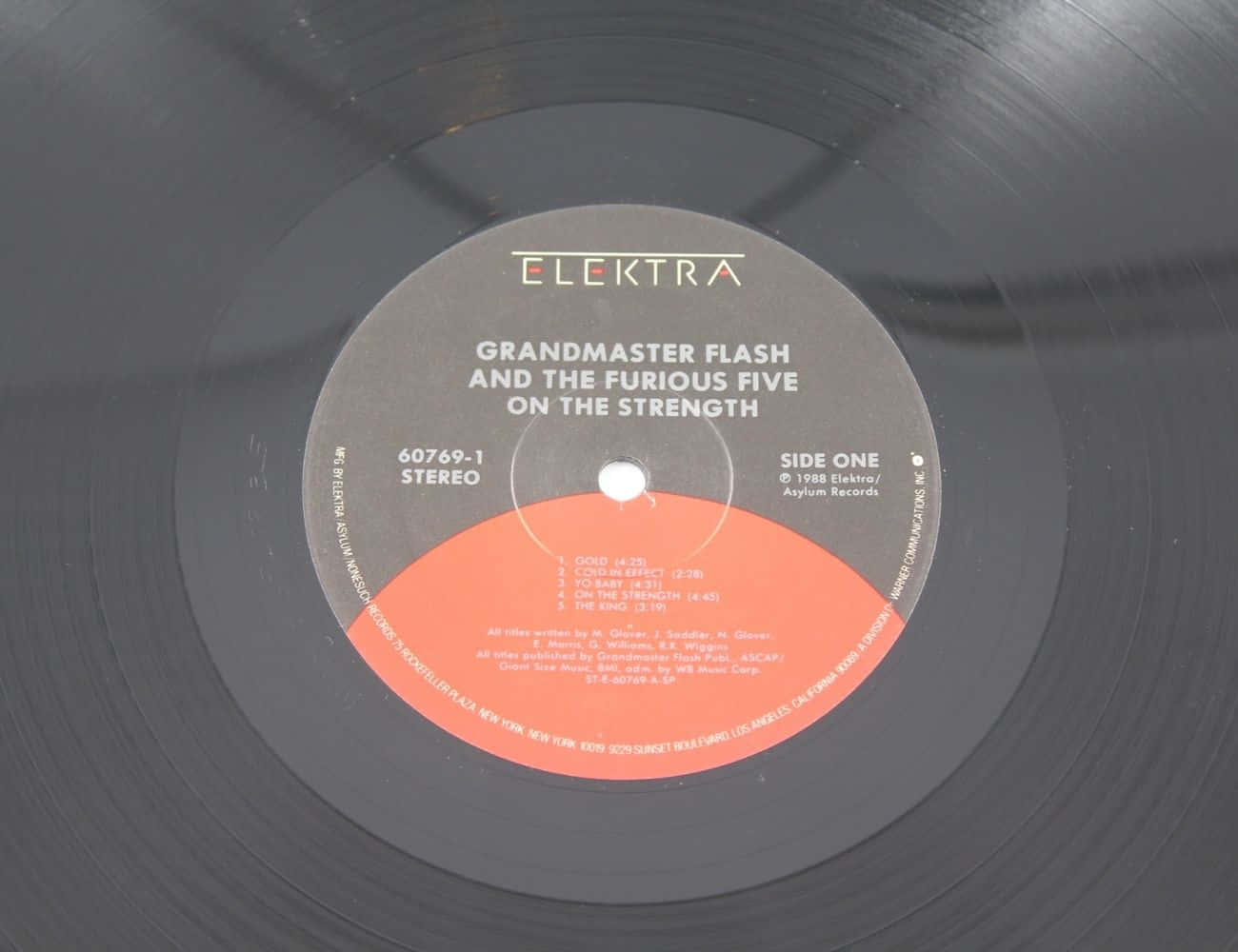 vinyl 桌布 壁紙 — Grandmaster Flash and the Furious Five 專輯《On the Strength》黑色黑膠唱片標籤的特寫，採用橙色和灰色設計。