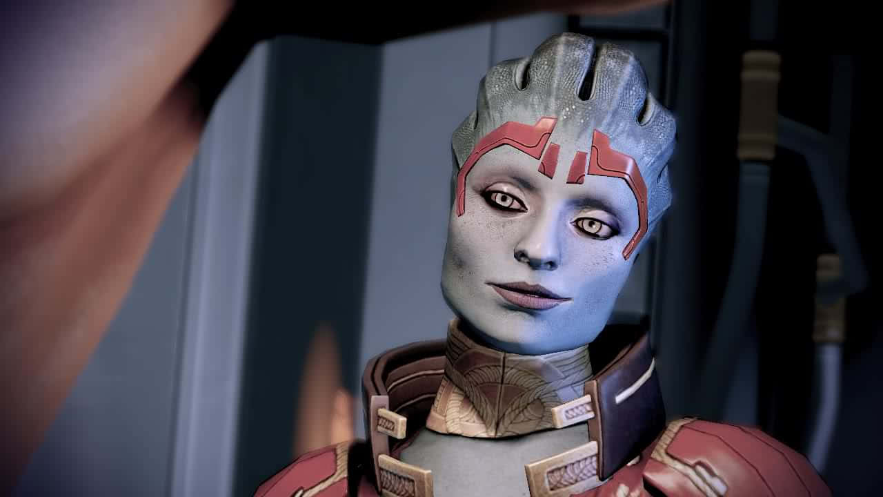 Mass Effect Samara 桌布 壁紙 — 一個藍皮膚外星人的特寫，帶有紅色面部標記和裝甲服裝，處於昏暗的科幻場景中。