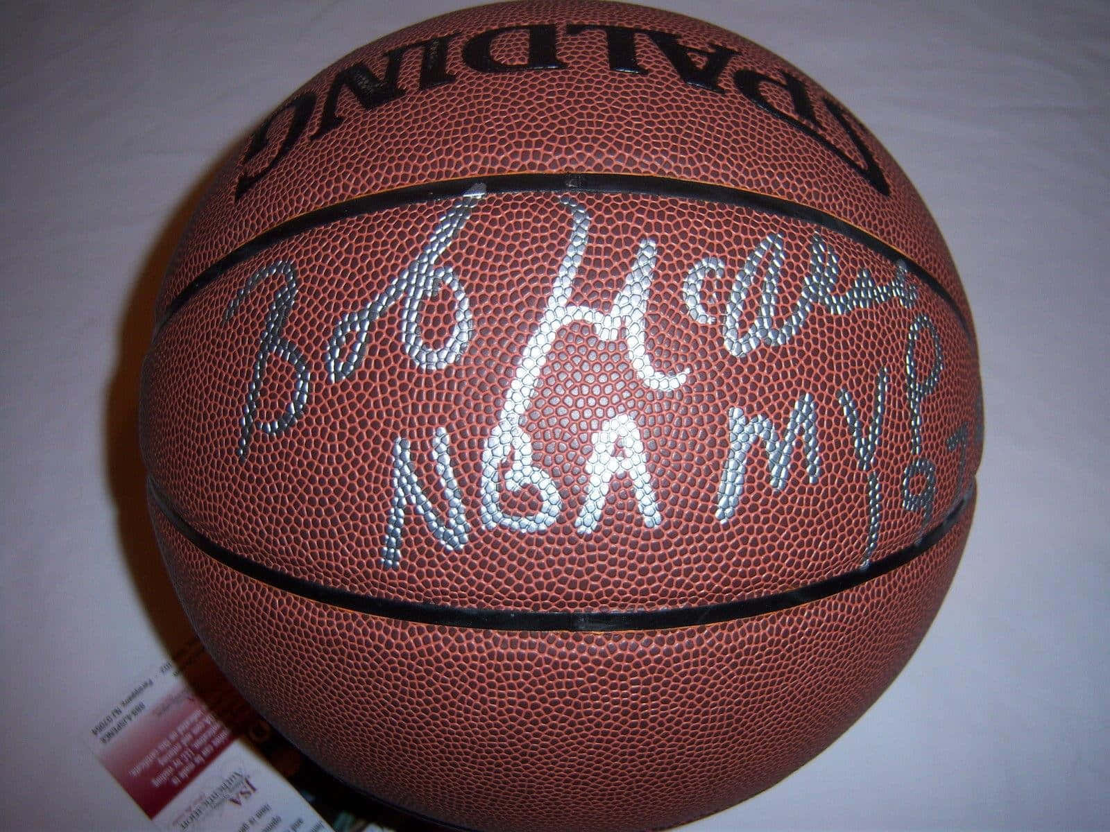 簽名籃球，刻有 Bob Huggins NBA MVP 97 字樣。 — NBA 壁紙