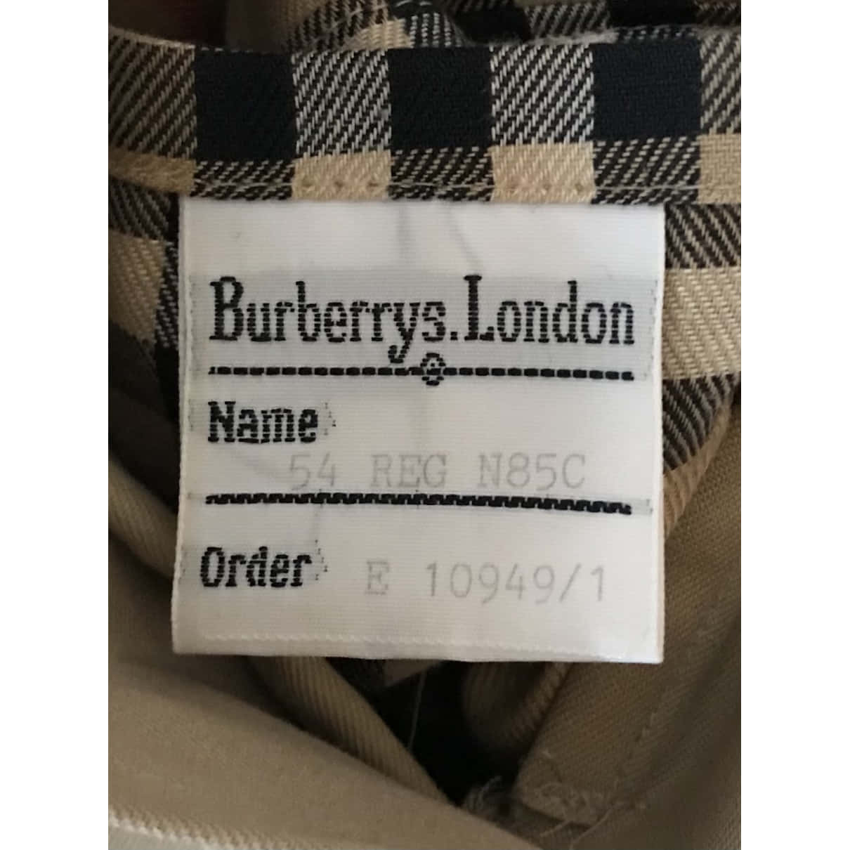 Burberry 桌布 壁紙 — Burberrys London 服裝標籤縫在米色和黑色格紋布料上的特寫。