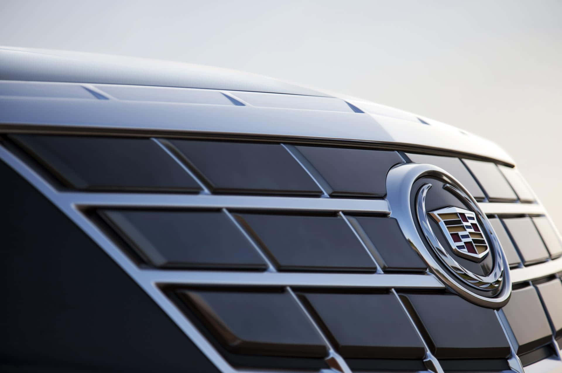 Cadillac Elr 桌布 壁紙 — 凱迪拉克格柵的特寫，帶有鍍鉻標誌和時尚黑色面板，在柔和日光下。