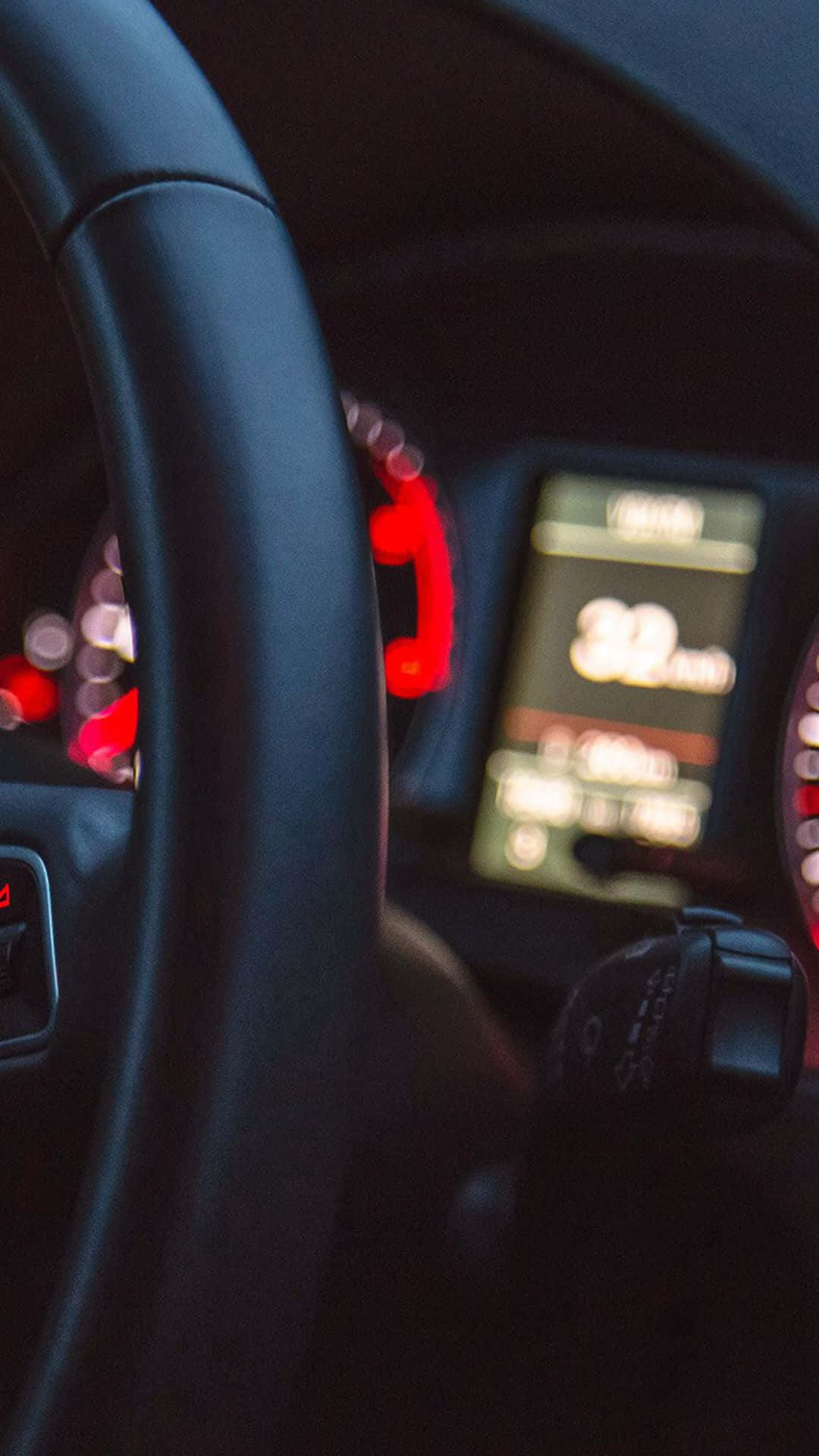 汽車儀表板在黑暗中發出紅色和白色燈光。 — 車內 壁紙