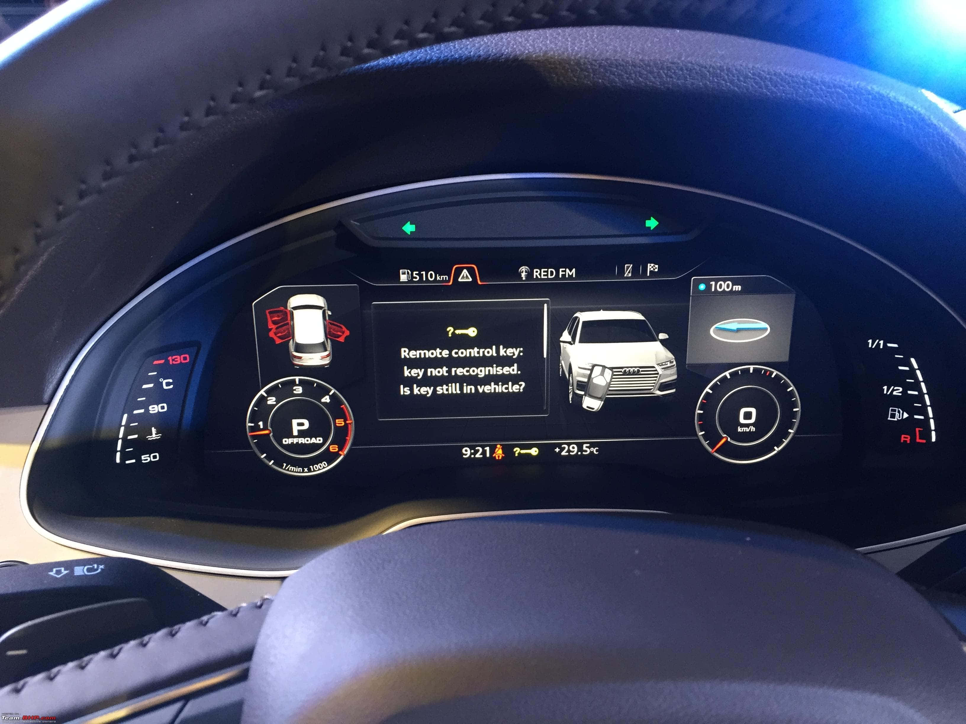 Audi Q5 桌布 壁紙 — 汽車數位儀表板特寫，顯示鑰匙未被識別的錯誤訊息，並有發光的錶盤和方向盤。