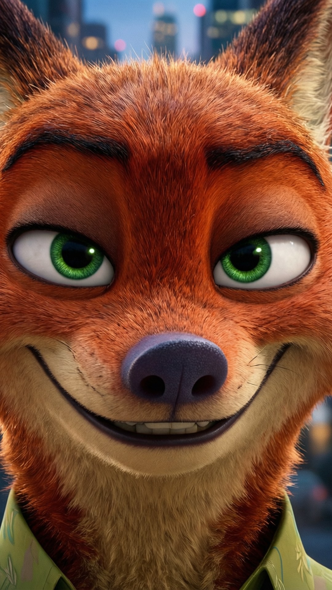 Nick's Mischievous Grin 壁紙 — 迷人動畫狐狸的特寫，擁有明亮的綠色眼睛和狡猾的笑容，穿著圖案襯衫，背景是模糊的城市景觀。