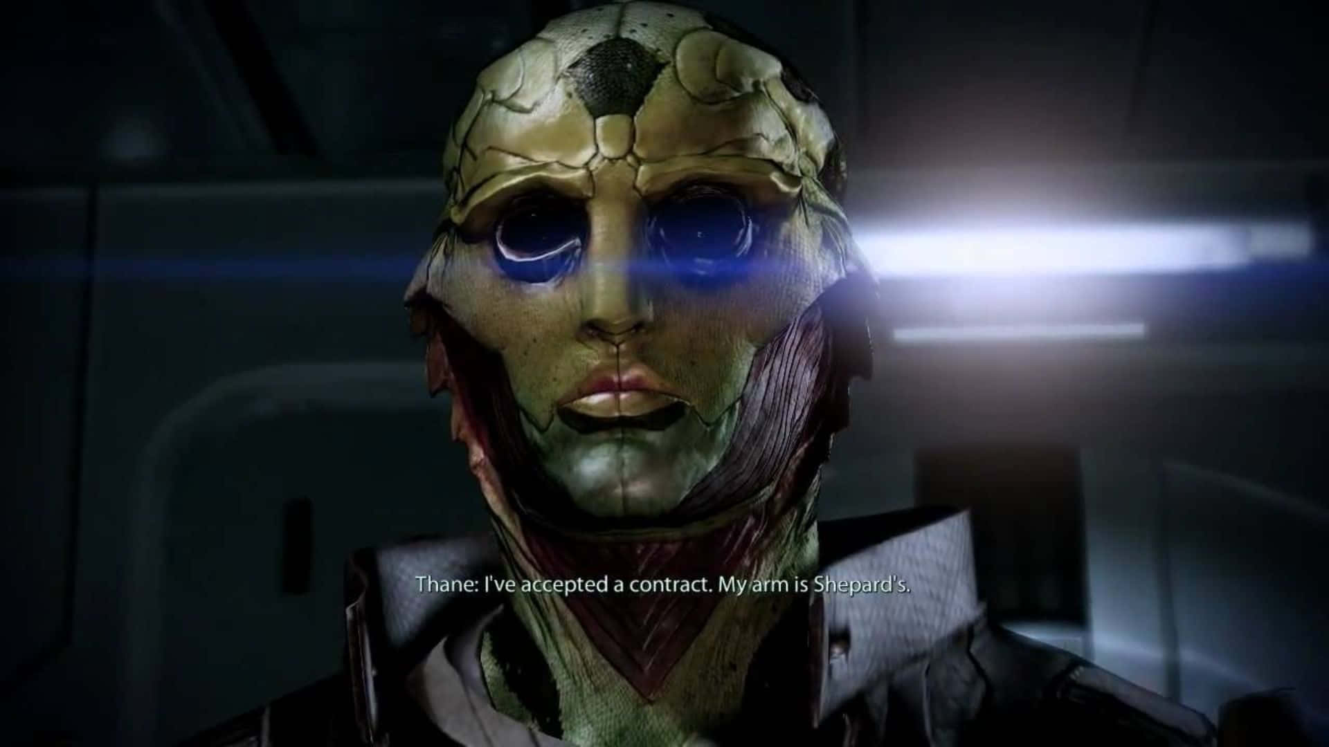 Thane Krios 桌布 壁紙 — 一個在昏暗太空船內部、擁有發光藍色眼睛和暴露肌肉組織的機械外星人的特寫。