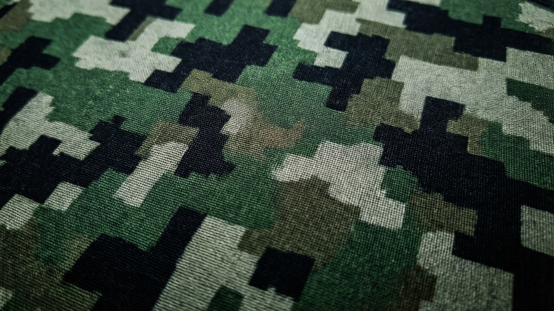 Digital Green Camo 壁紙 — 數位迷彩布料近拍，帶有綠色、黑色和米色像素化圖案。