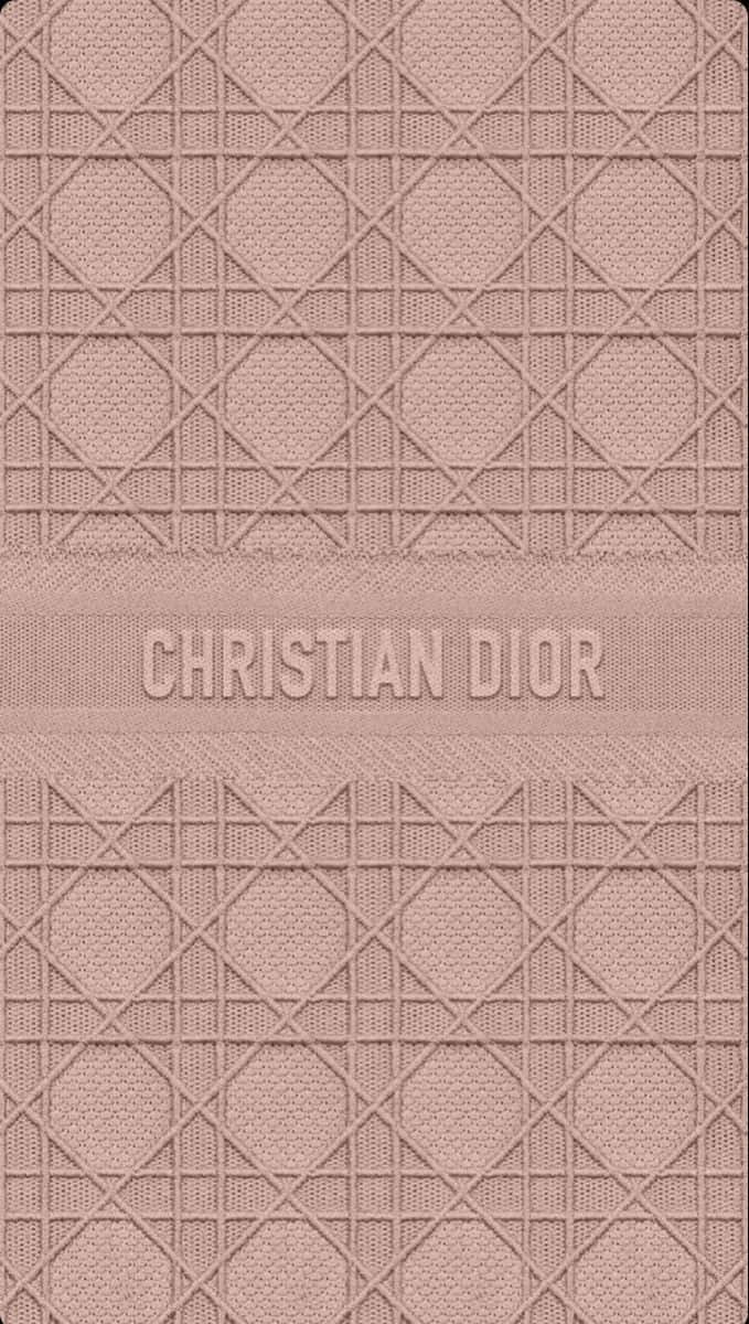  壁紙 — Christian Dior 灰玫瑰色紋理錢包的近距離特寫，帶有重複的幾何壓花圖案和品牌名稱。