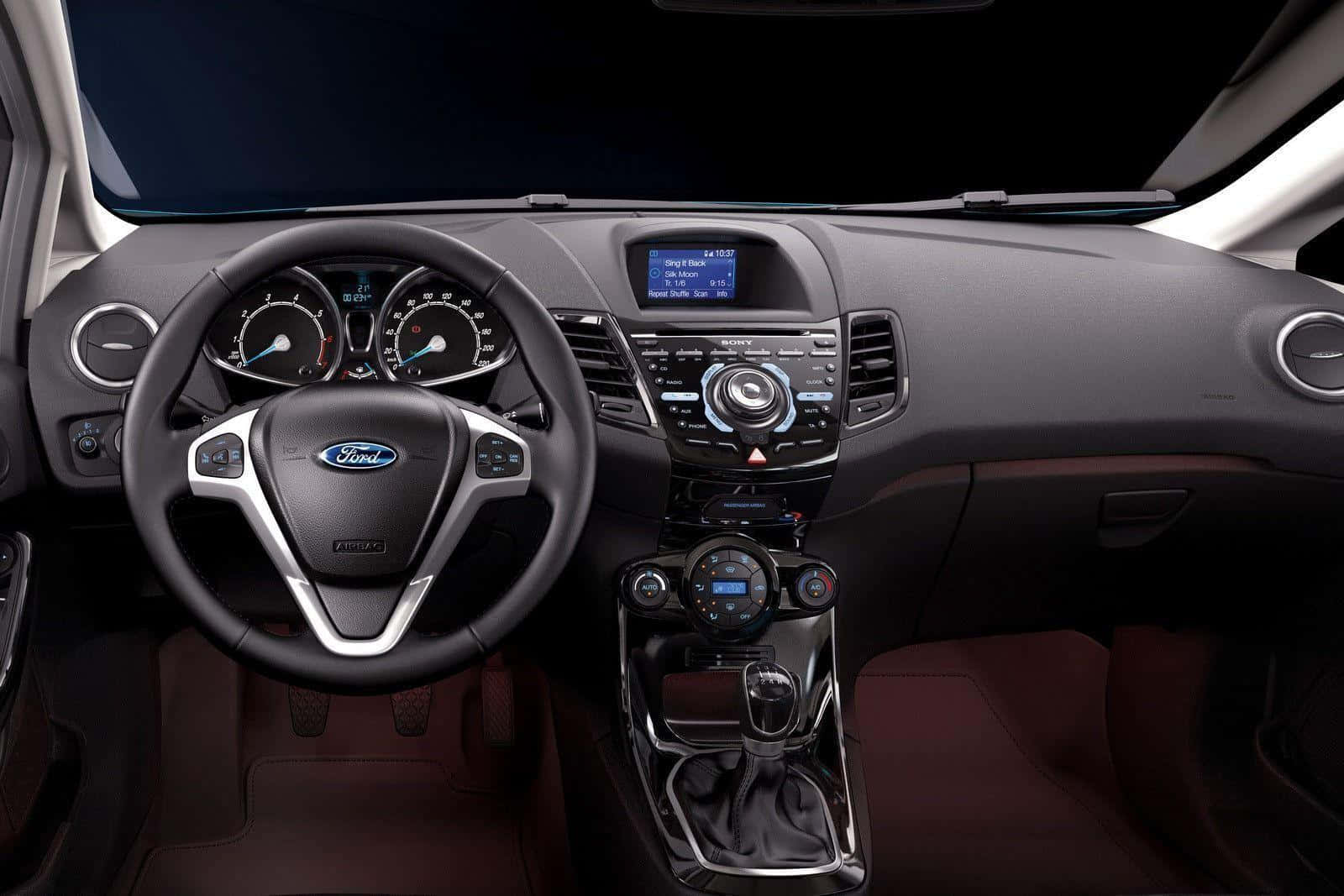 Ford Fiesta 桌布 壁紙 — 福特汽車現代黑色內飾儀表板特寫，配備數位顯示螢幕和紅色皮革座椅。