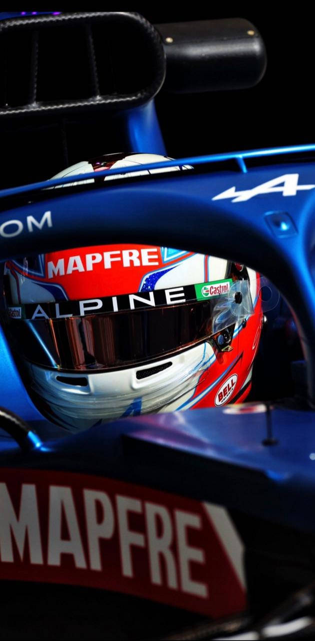 一級方程式車手戴著Alpine賽車頭盔，帶有MAPFRE品牌標誌。 — F1手機壁紙 壁紙