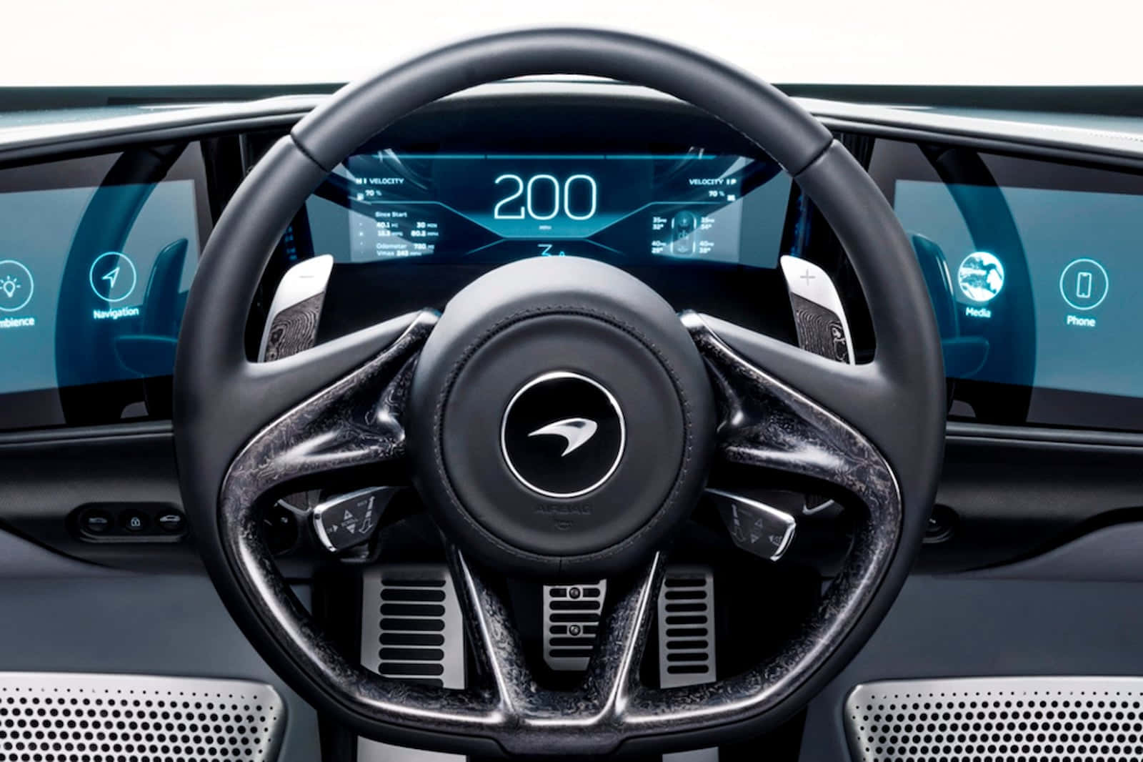 Mclaren Speedtail 桌布 壁紙 — 未來感汽車的方向盤和數位儀表板特寫，顯示速度200，帶有發光藍色介面。