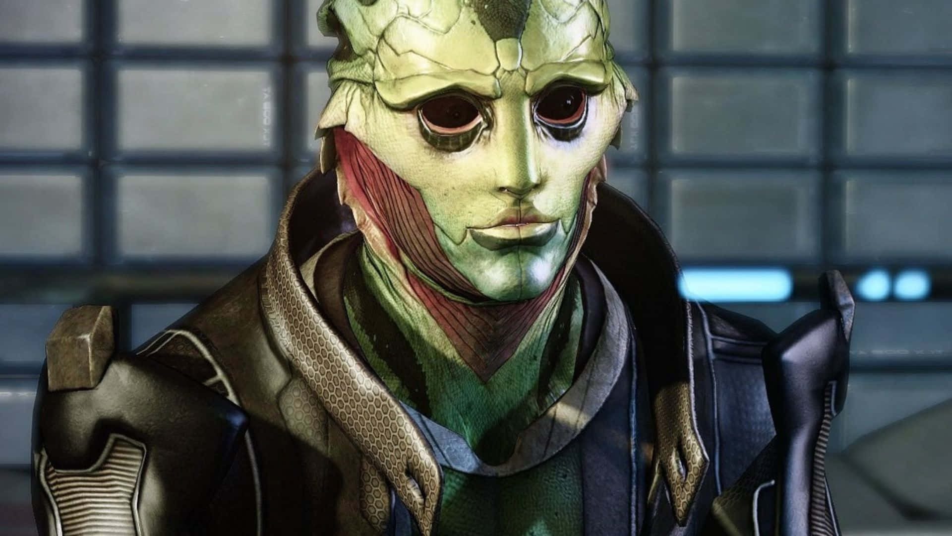 Thane Krios 桌布 壁紙 — 一個綠色皮膚、紅色眼睛、肌肉組織外露的外星人特寫，身穿深色裝甲外套。