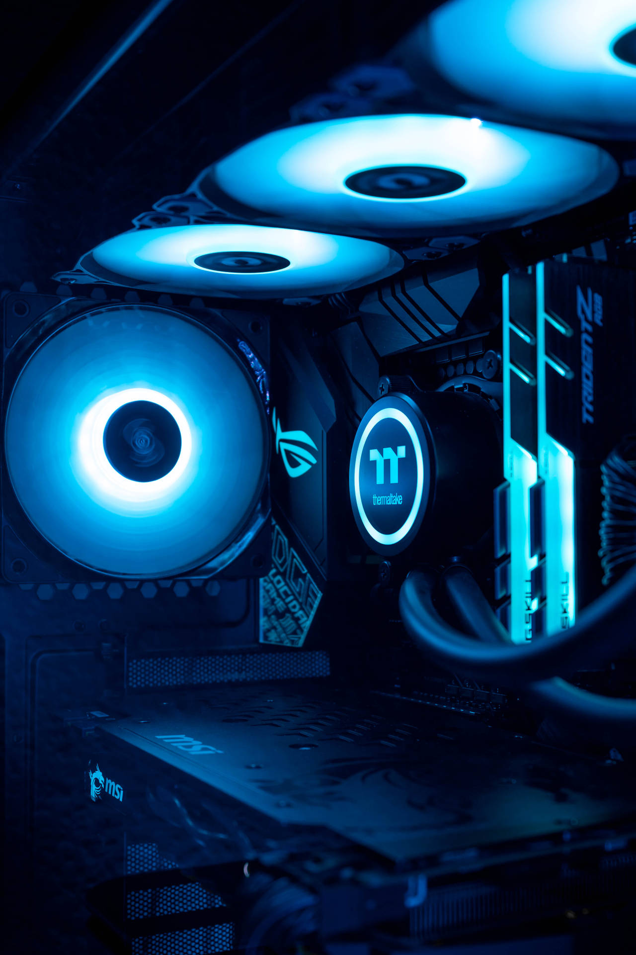 遊戲電腦特寫，帶有發光的藍色風扇和組件。 — Asus 壁紙