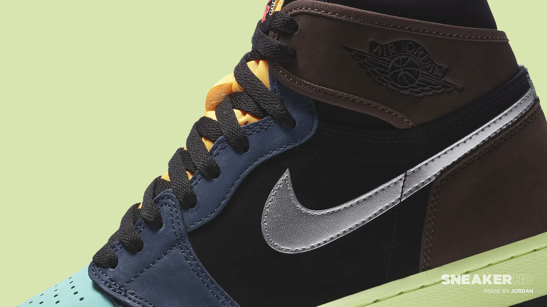 近距離拍攝棕色、藍色和萊姆色的 Air Jordan 運動鞋，帶有銀色 swoosh。 — Air Jordan 壁紙