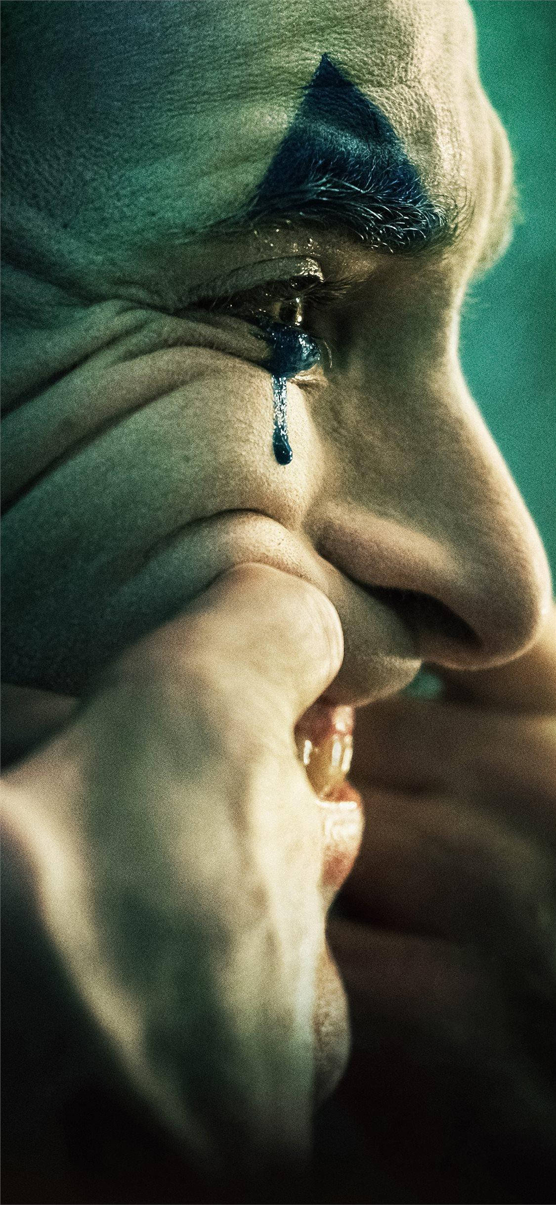 一個男人側面的臉部，眼淚順著臉頰流下。 — 3D 壁紙