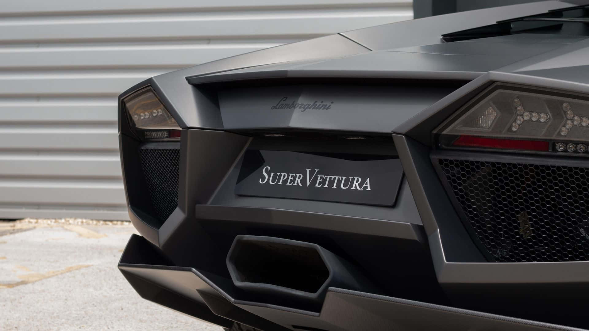 Lamborghini Reventón 桌布 壁紙 — 啞光黑色藍寶堅尼 Super Vettura 具侵略性車尾的特寫，帶有銳利角度和發光尾燈。