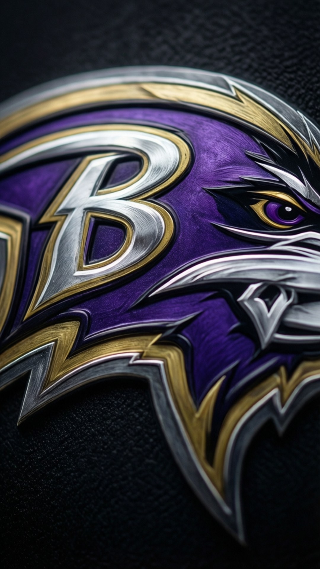 Ravens Logo Detail 壁紙 — 金屬紫色、金色和銀色的巴爾的摩烏鴉隊標誌特寫，帶有兇猛的烏鴉眼睛，背景為黑色紋理。