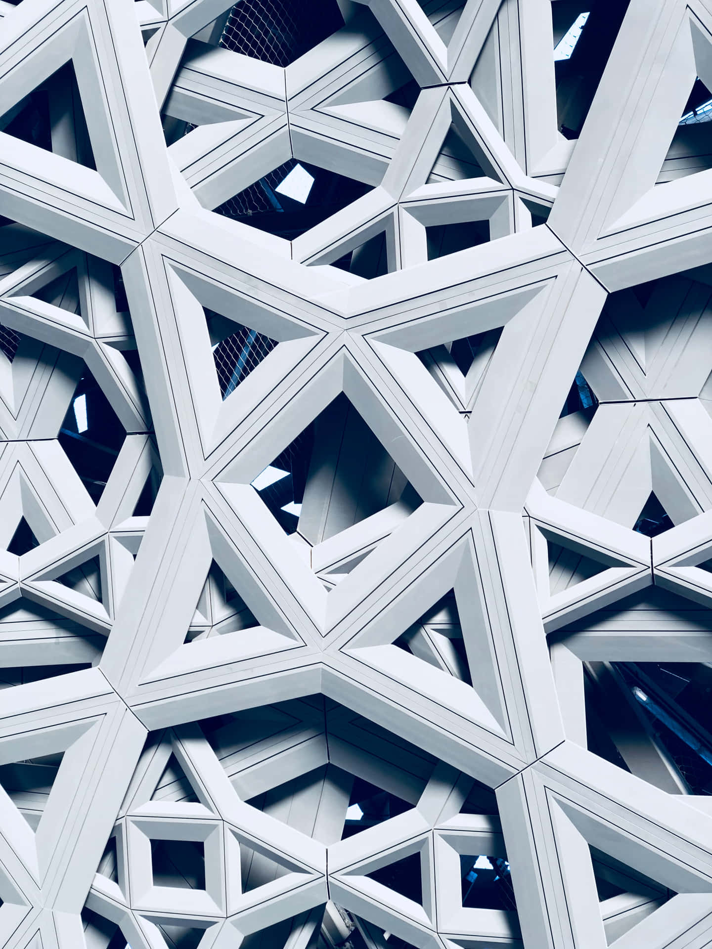 白色幾何建築圖案的特寫，帶有藍色陰影。 — 3D 壁紙