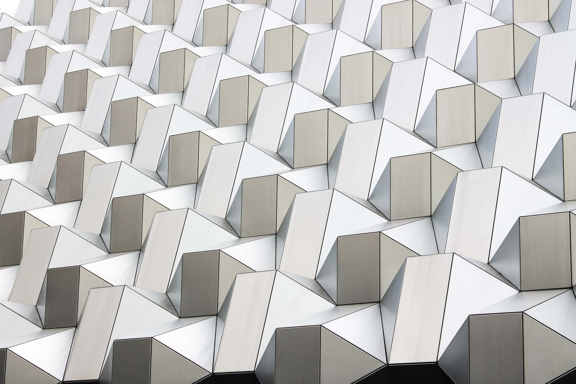 現代建築物的特寫，帶有幾何銀色和灰色面板。 — 3D 壁紙
